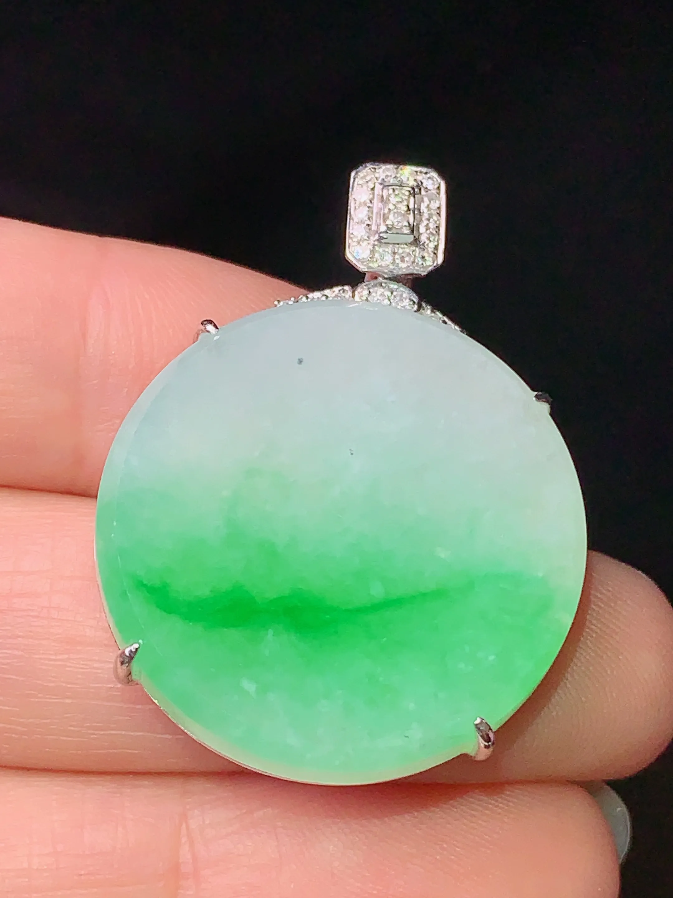 18k金钻镶嵌飘绿圆牌吊坠 玉质细腻 色泽艳丽 水润亮眼  整体尺寸33.6*24.6*7.2