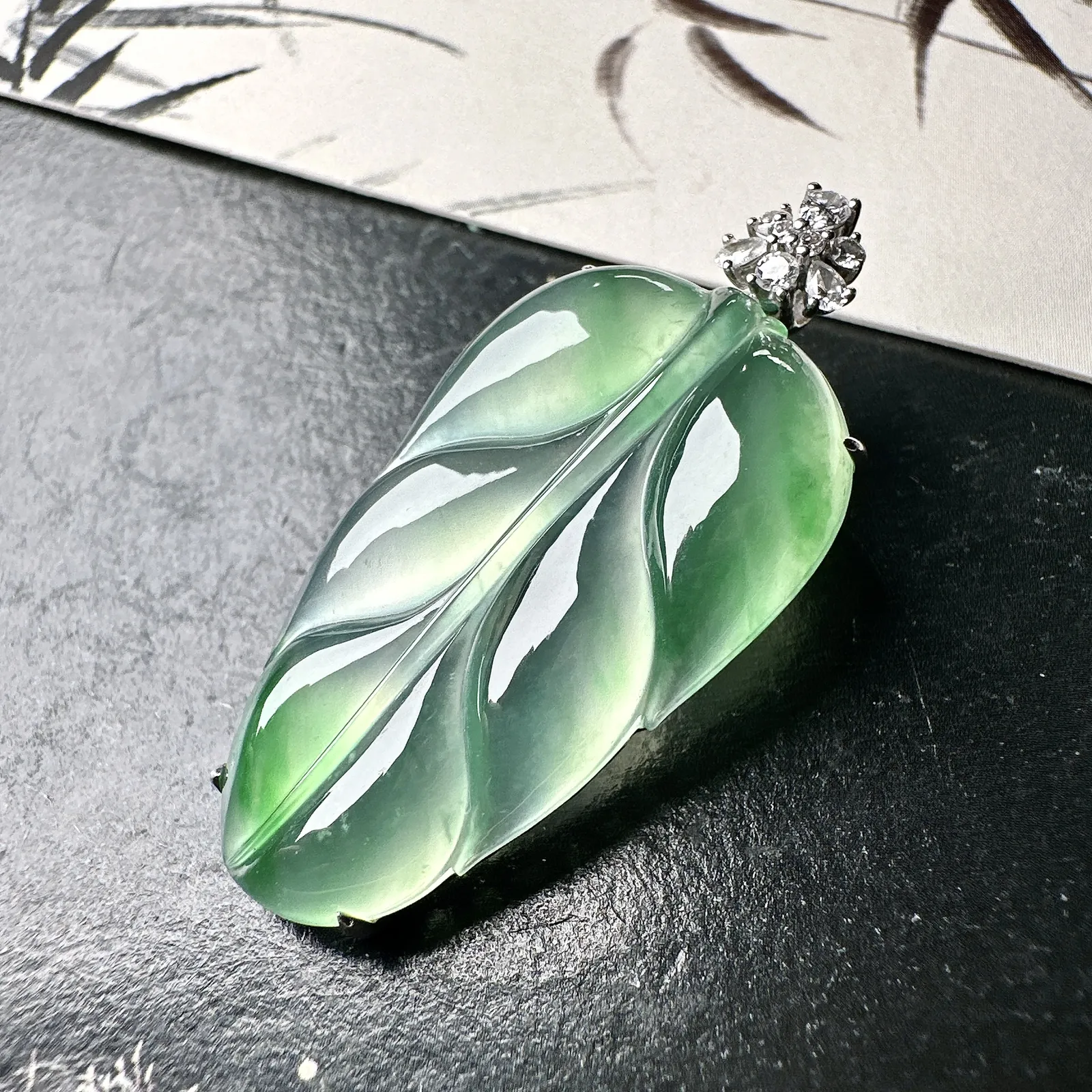 【冰种飘绿叶子】金枝玉叶，质地细腻，冰润透亮，光泽出众，18k金钻镶嵌，裸石尺寸32.6*18.2*4.8毫米