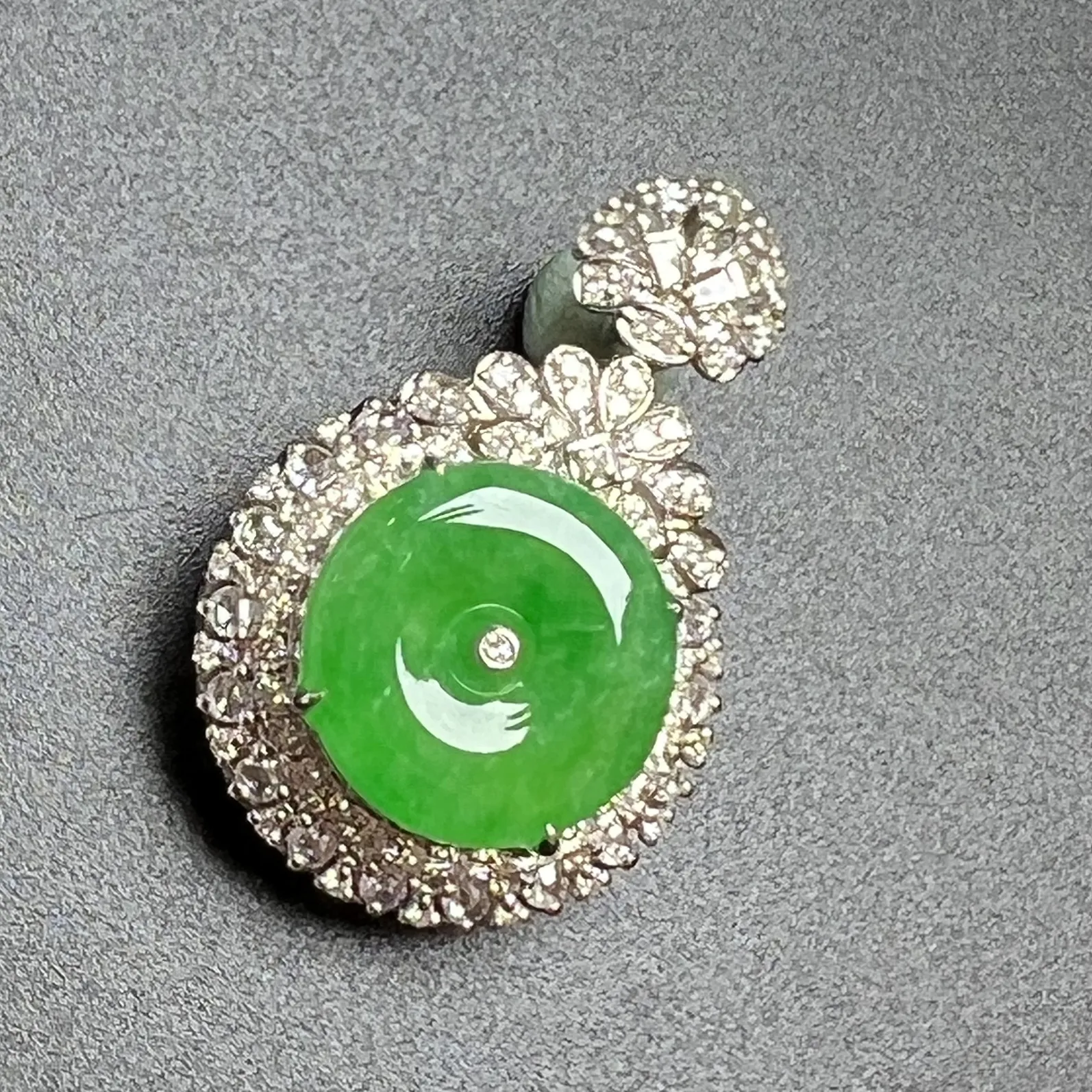 满绿平安扣整体尺寸30.6*20.6*11.1。裸石尺寸14*3.3