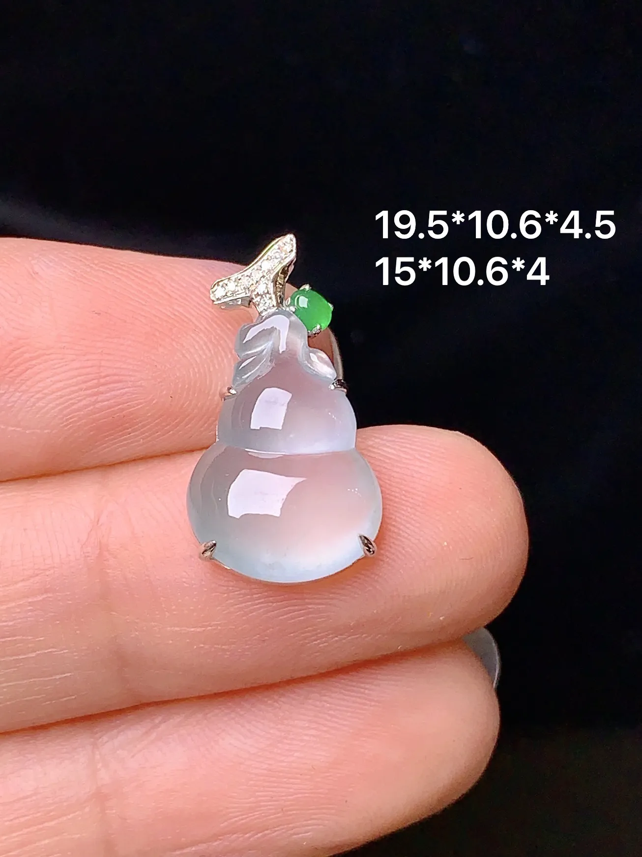 18k金钻镶嵌冰种葫芦吊坠 玉质细腻 色泽艳丽 水润亮眼  整体尺寸19.5*10.6*4.5
