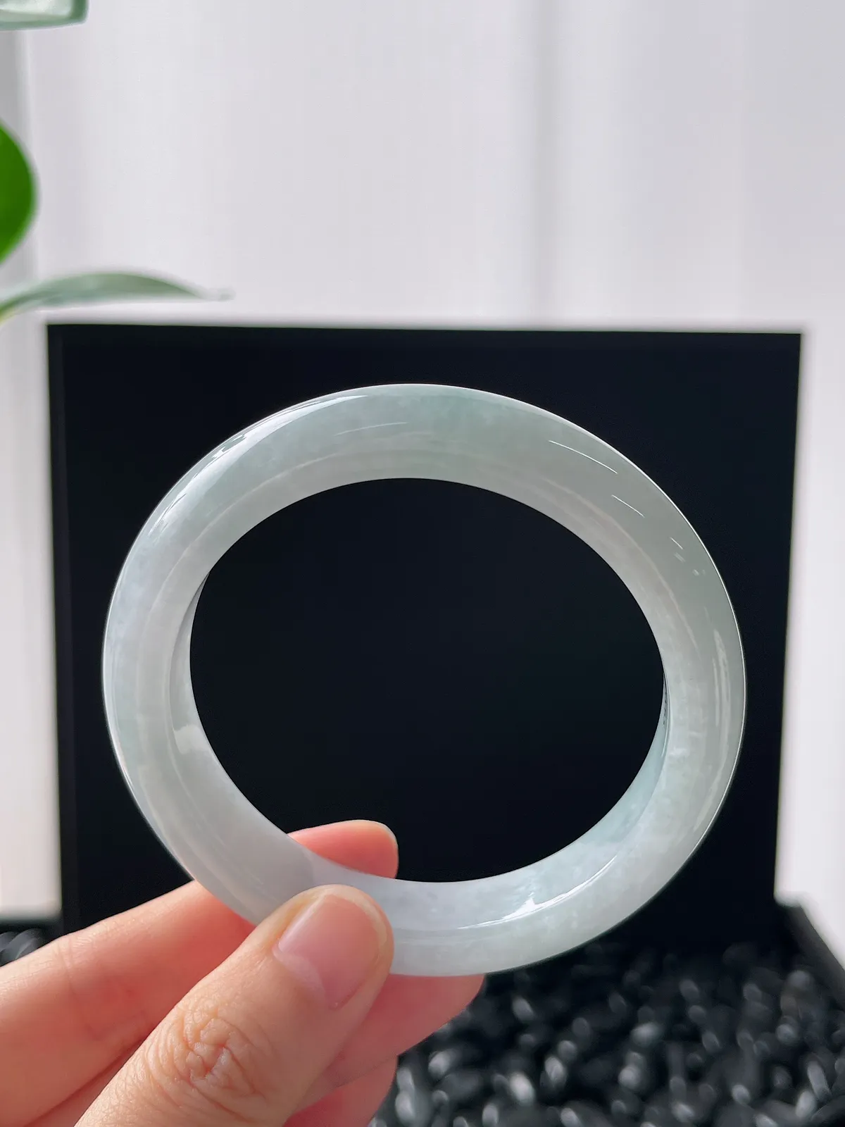 正圈56.1圈口，翡翠糯化种淡蓝色手镯