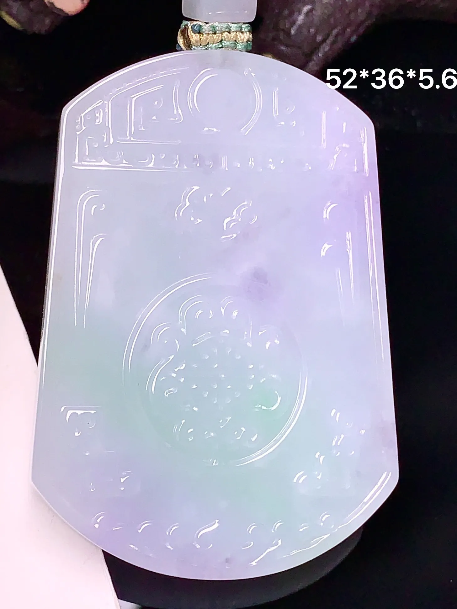 淡春彩雕花无事牌吊坠 玉质细腻 色泽艳丽 水润亮眼  整体尺寸52*36*5.6