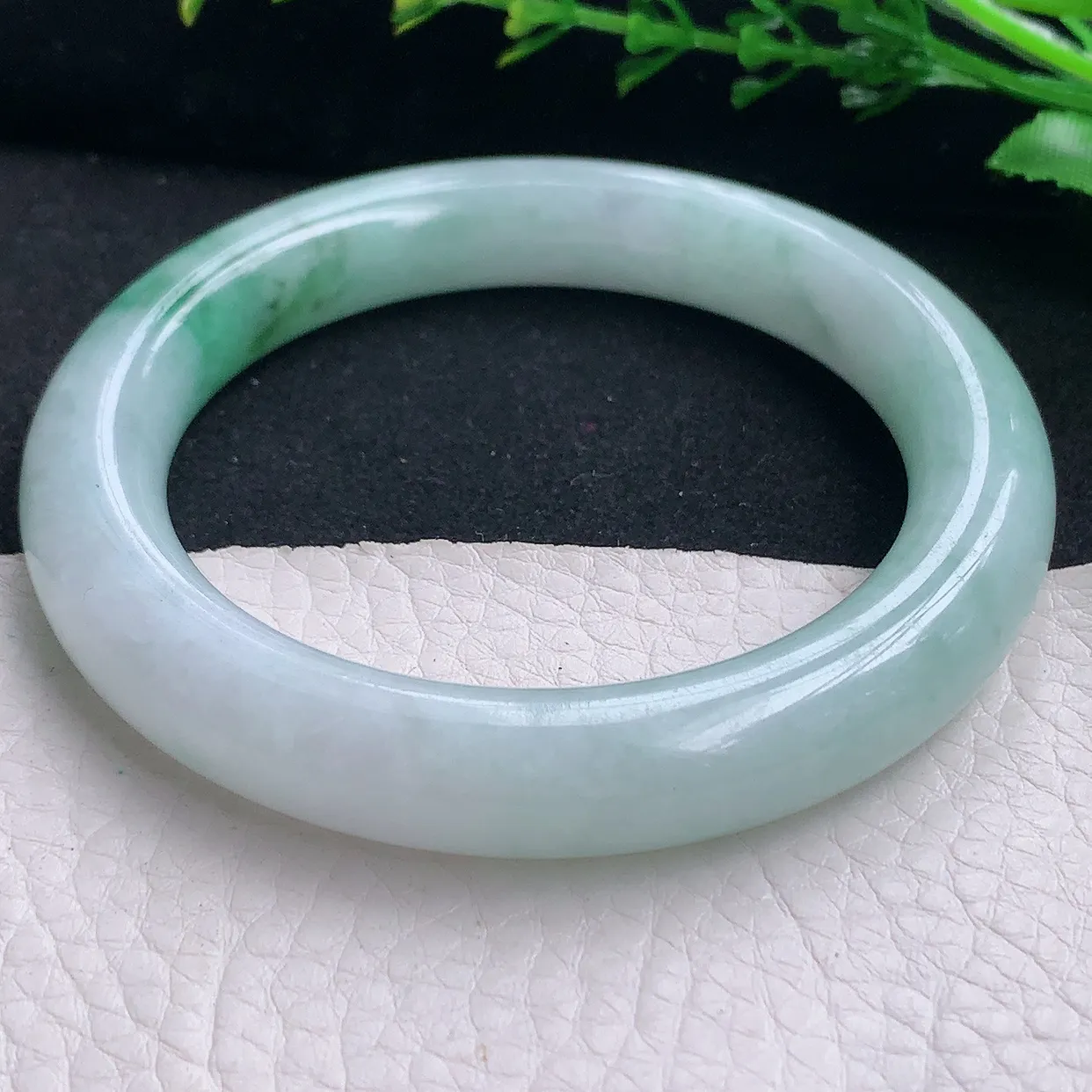 hy自然光57*11*10.7美人镯 天然缅甸翡翠a货飘绿花圆条珠宝玉手镯