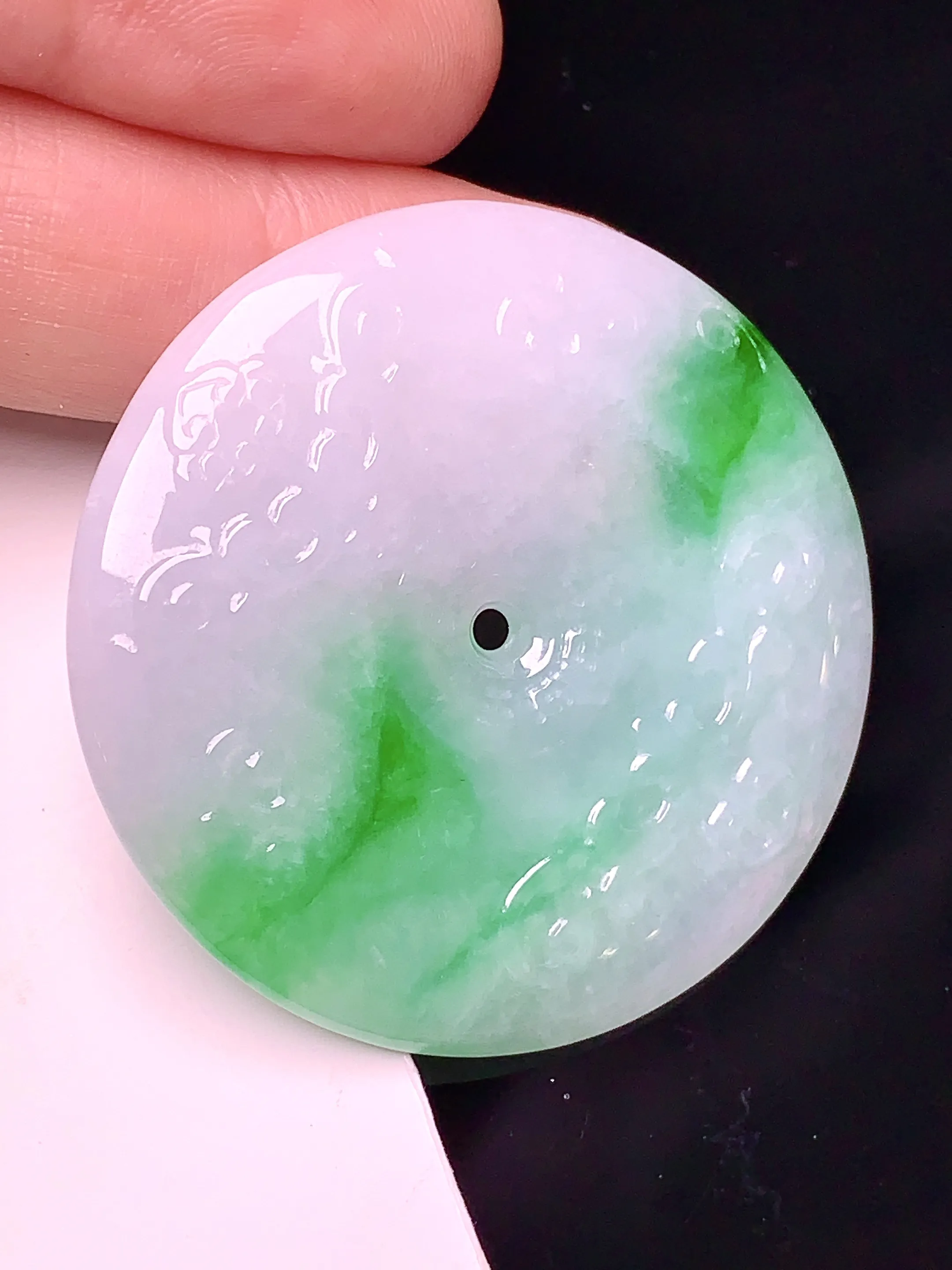 飘绿雕花平安扣吊坠 玉质细腻 色泽艳丽 水润亮眼  整体尺寸39.8*5.8