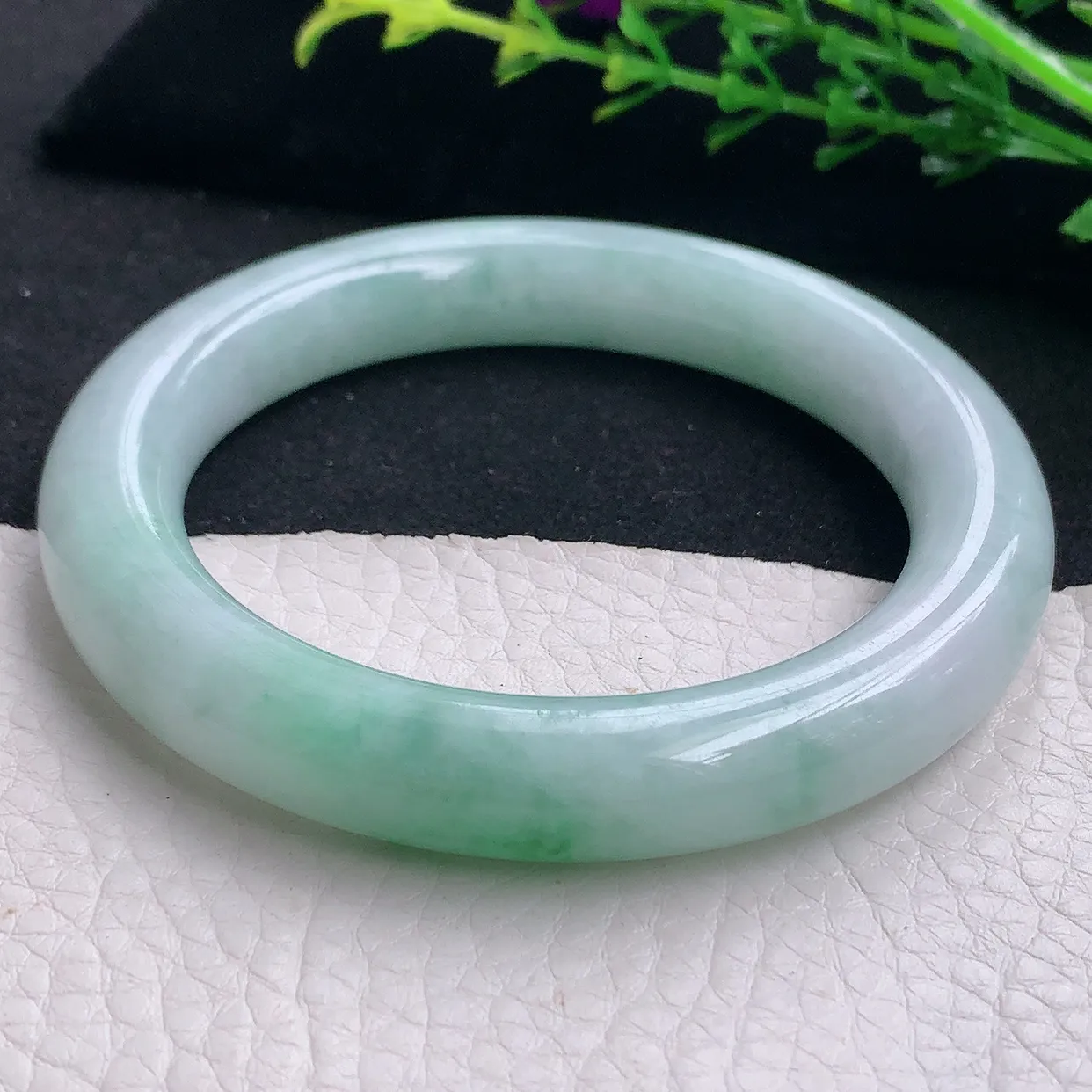 hy自然光57*11*10.7美人镯 天然缅甸翡翠a货飘绿花圆条珠宝玉手镯