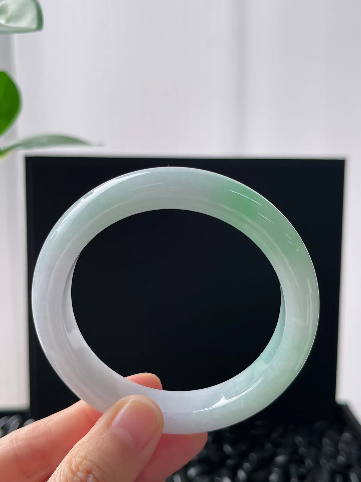 正圈56圈口，翡翠冰糯种淡绿色手镯