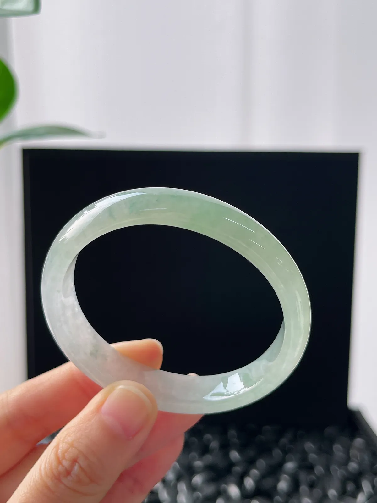 贵妃镯52圈口，翡翠冰糯种飘绿手镯