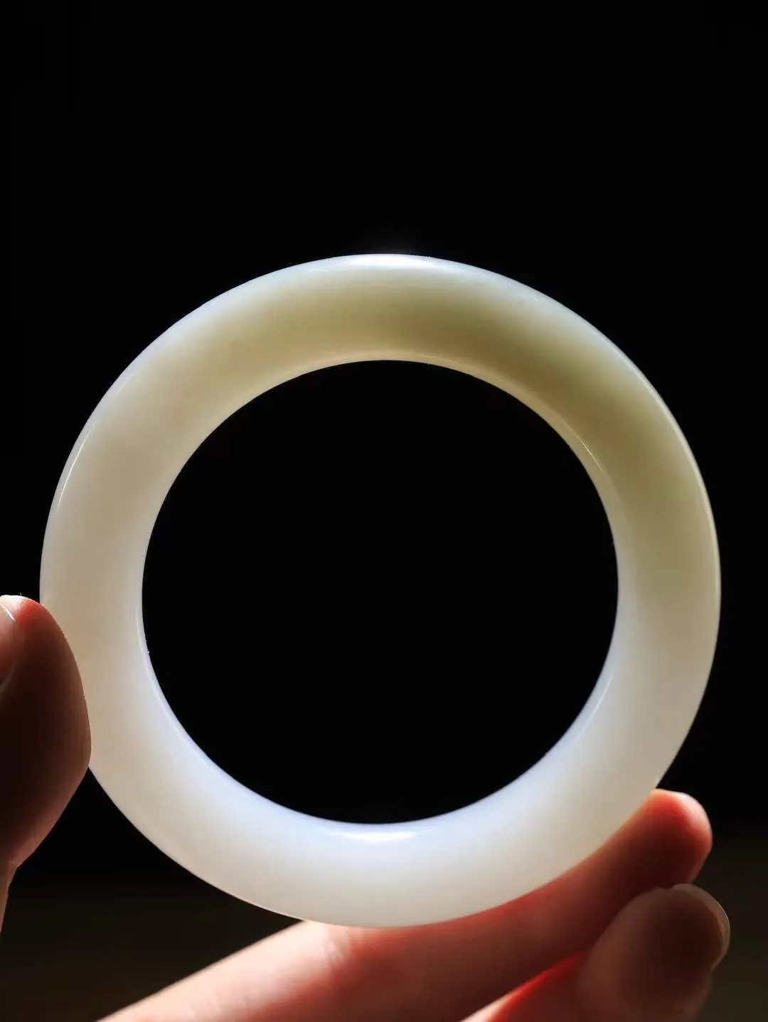 【玉佳人·手镯】

精品️和田玉烟紫圆条手镯 ，玉质细腻油润，做工细致精美，端庄素雅，亭亭玉立，芊芊素手。芊芊素手，怎能忘镯？秀美圆条，更显婀娜。内径57mm 尺寸12.9-12.3mm重79.7克691052880L