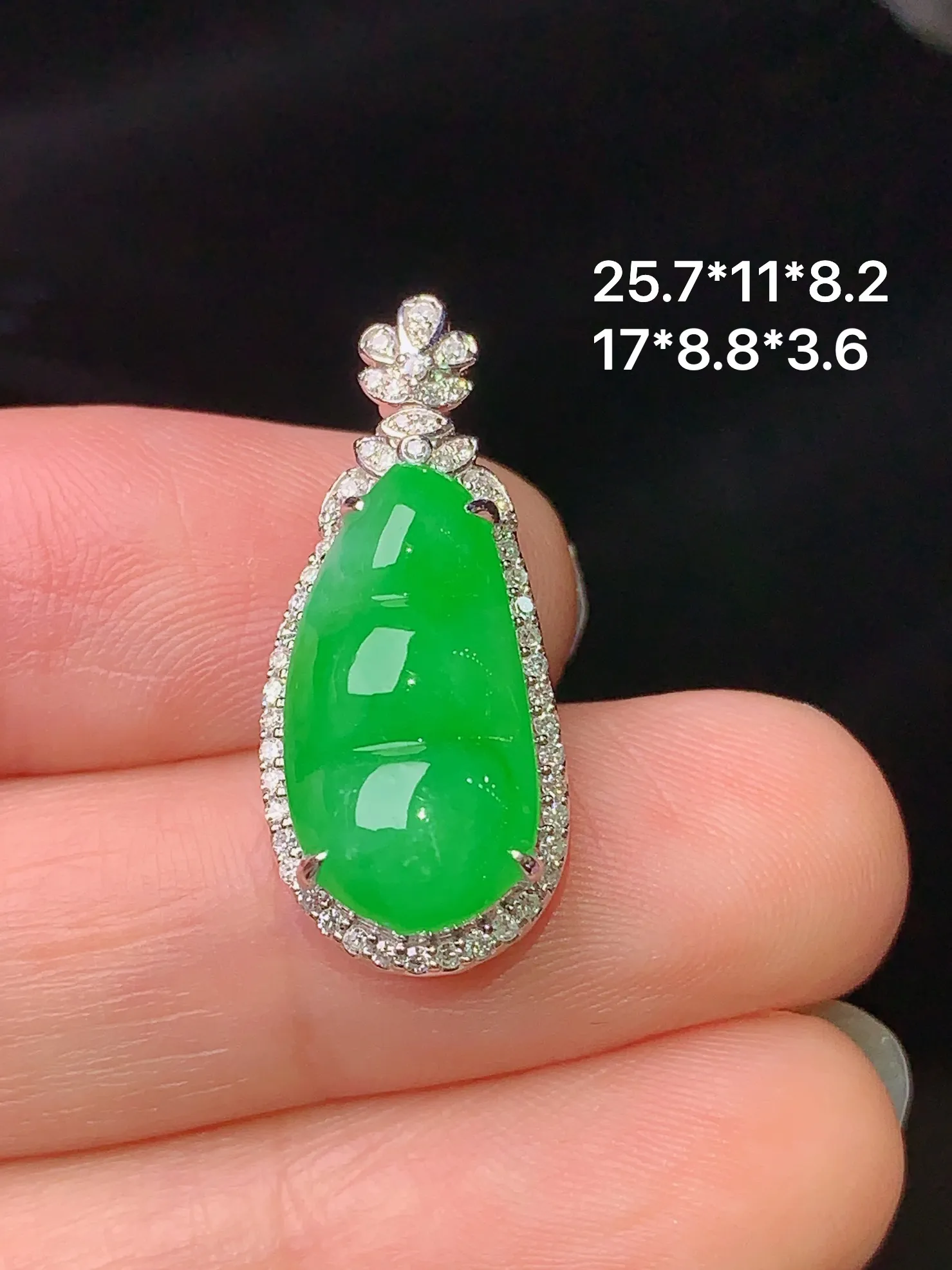 18k金钻镶嵌满绿四季豆吊坠 玉质细腻 色泽艳丽 水润亮眼  整体尺寸25.7*11*8.2