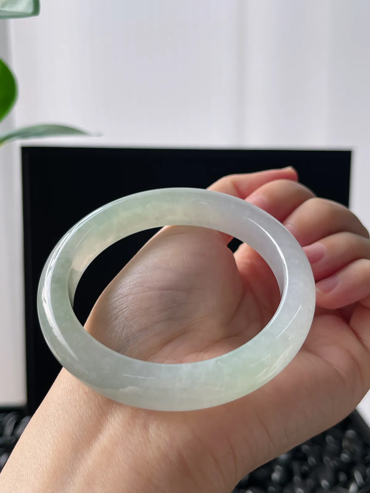 正圈55圈口，翡翠冰糯种浅绿色手镯