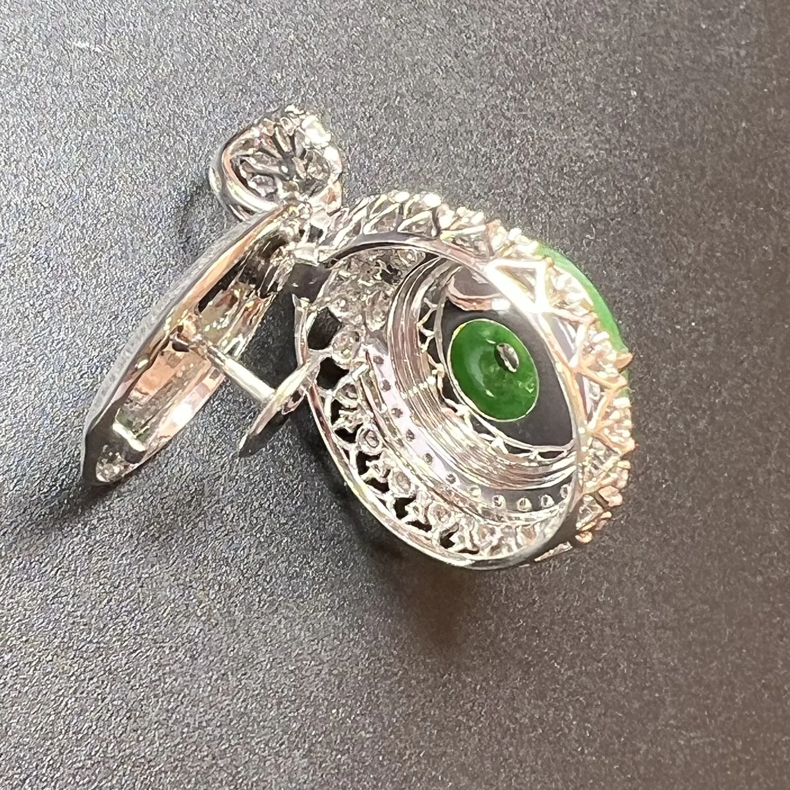 满绿平安扣整体尺寸30.6*20.6*11.1。裸石尺寸14*3.3