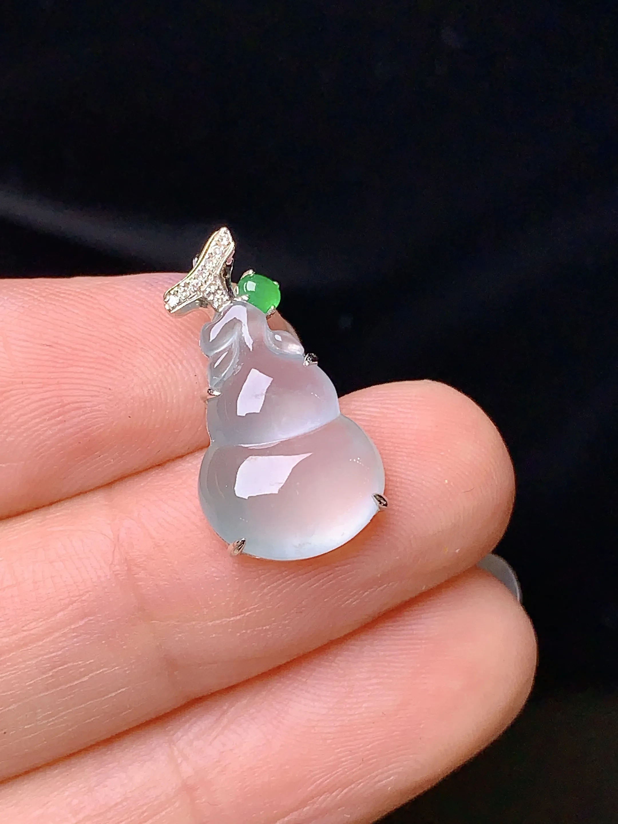 18k金钻镶嵌冰种葫芦吊坠 玉质细腻 色泽艳丽 水润亮眼  整体尺寸19.5*10.6*4.5