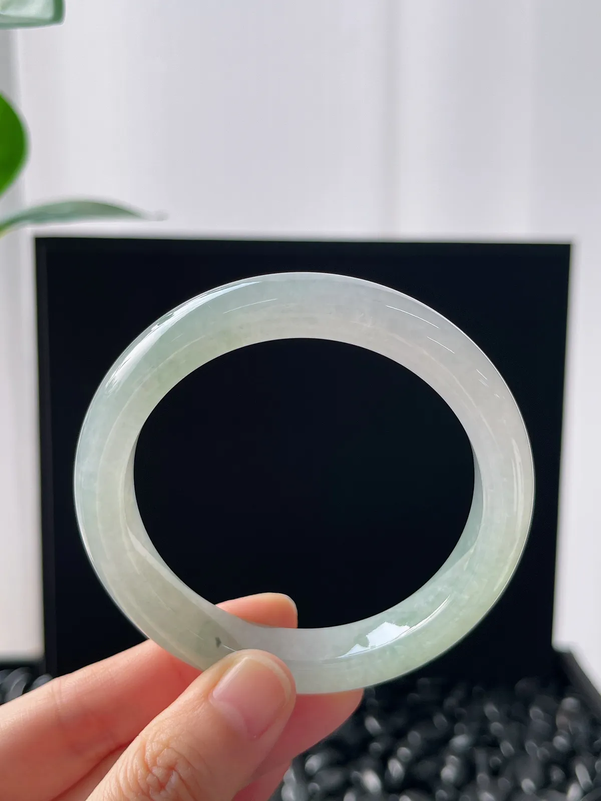 正圈55圈口，翡翠冰糯种浅绿色手镯