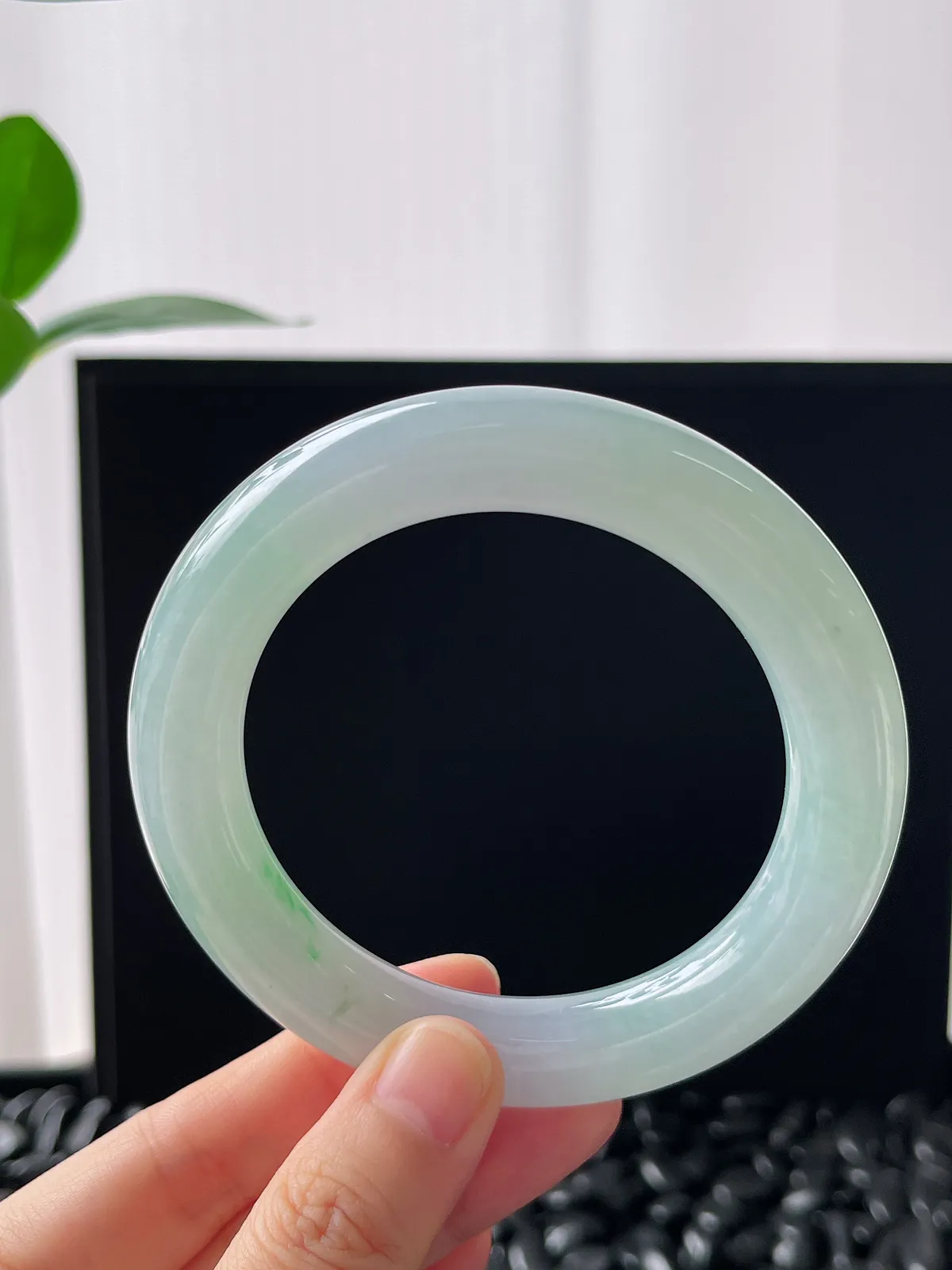 圆镯57.3圈口，翡翠冰糯飘花大圆条手镯