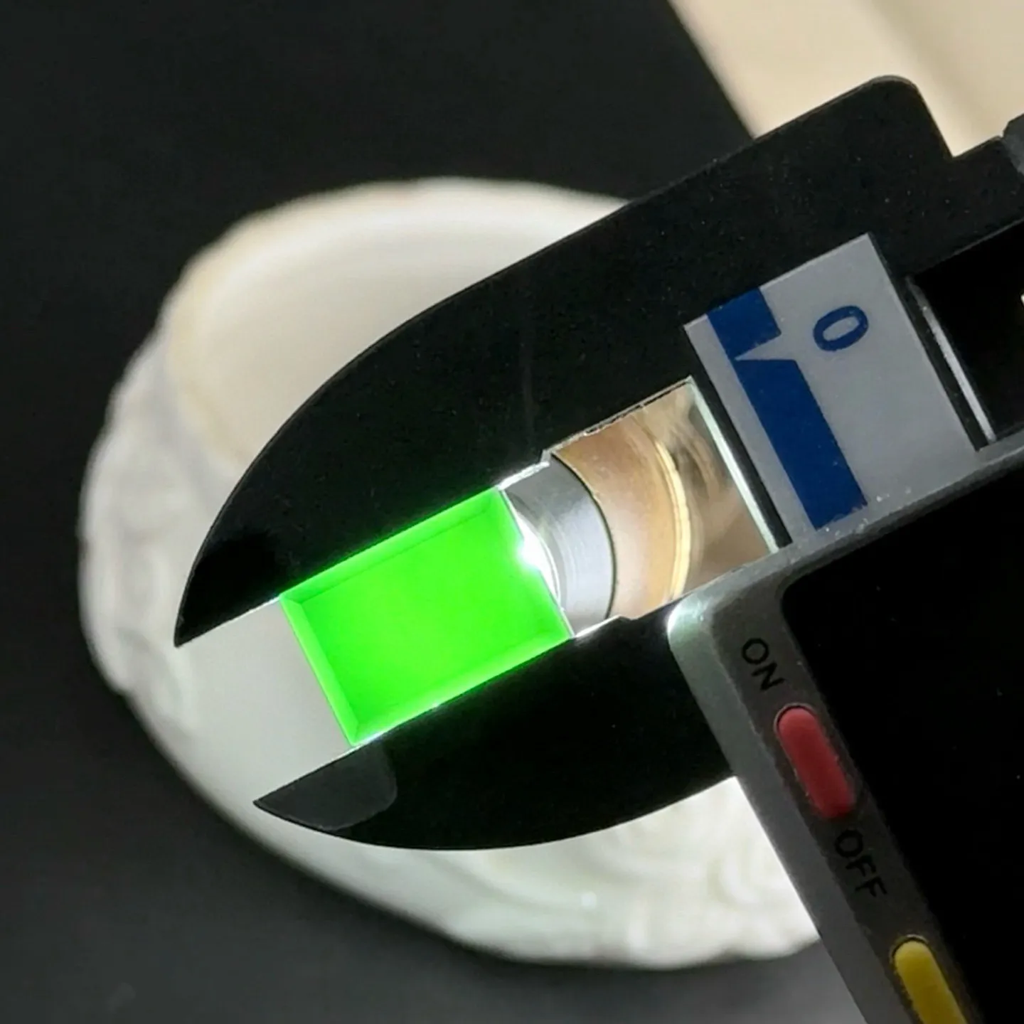 墨翠长方戒面裸石一枚 种好色正 黑度极好 打灯通透 油性十足