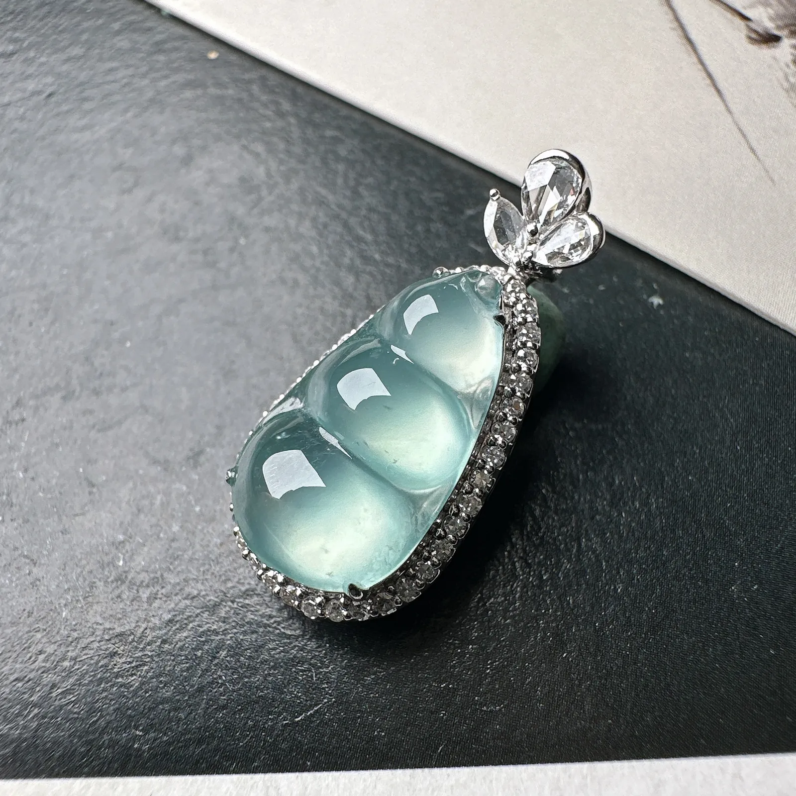 【冰种福豆吊坠】天空蓝老料，起钢光，种地上乘，冰感十足，通透起光，饱满圆润，收藏品质，18k金钻镶嵌，裸石尺寸16*9.3*4.3毫米