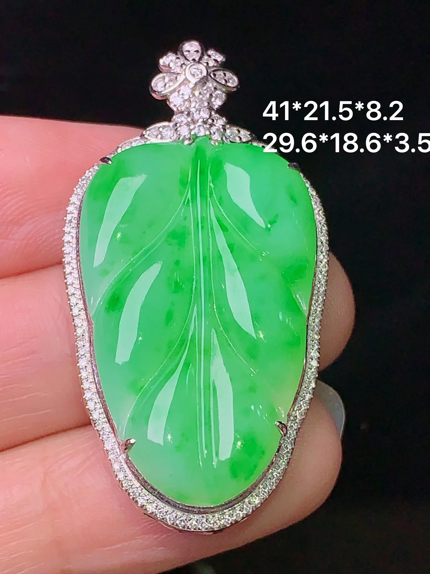 18k金钻镶嵌翠绿树叶吊坠 玉质细腻 色泽艳丽 水润亮眼  整体尺寸41*21.5*8.2