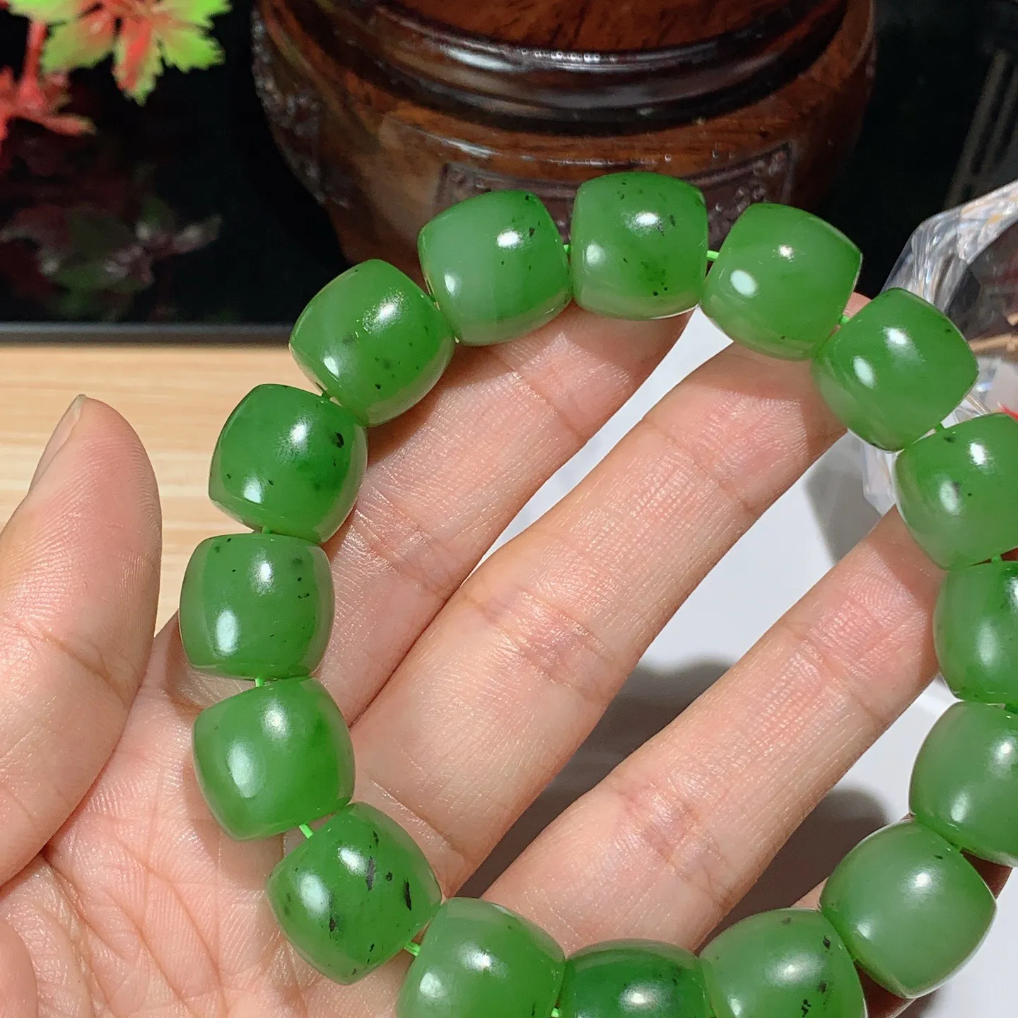 和田玉阳绿俄罗斯碧玉直切老型珠手串。单颗尺寸13/14重78.8克 玉质细腻油润 底色纯净 脂粉好，品质好。lt251029