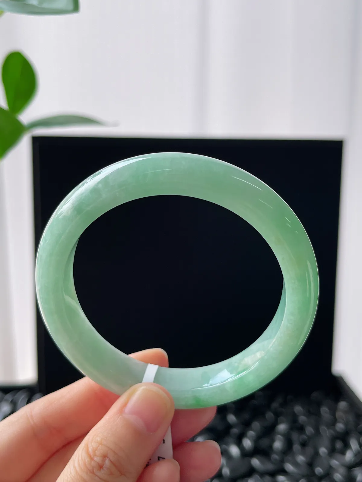 正圈57圈口，翡翠糯化种淡绿色手镯