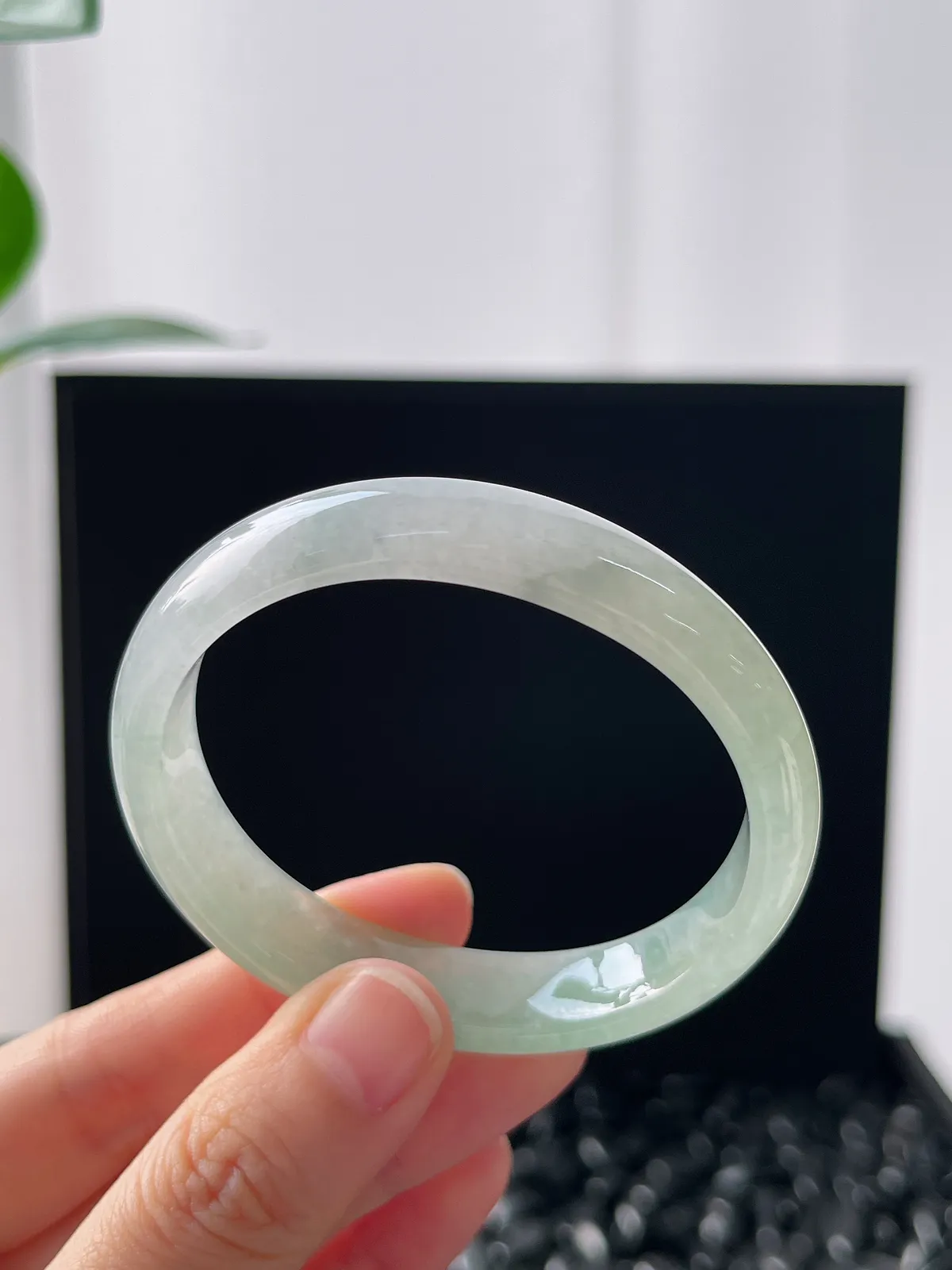 贵妃镯52圈口，翡翠冰糯种飘绿手镯