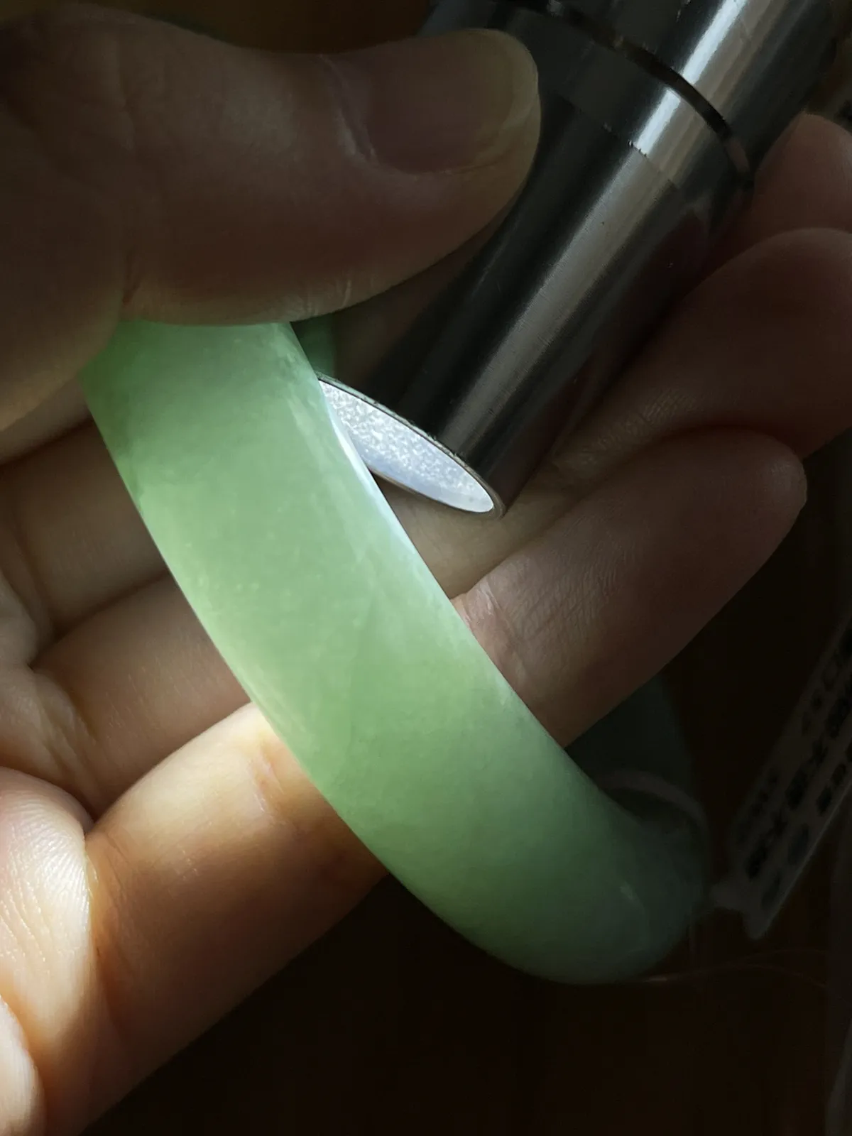 正圈57圈口，翡翠糯化种淡绿色手镯