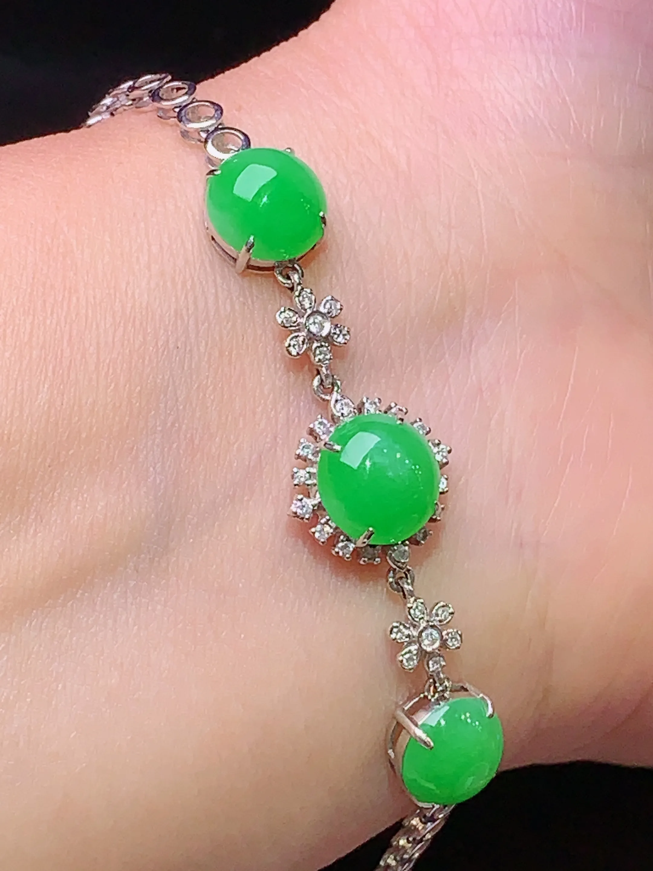 18k金钻镶嵌翠绿蛋面手链 玉质细腻 色泽艳丽 水润亮眼  整体尺寸48*12.6*6.8