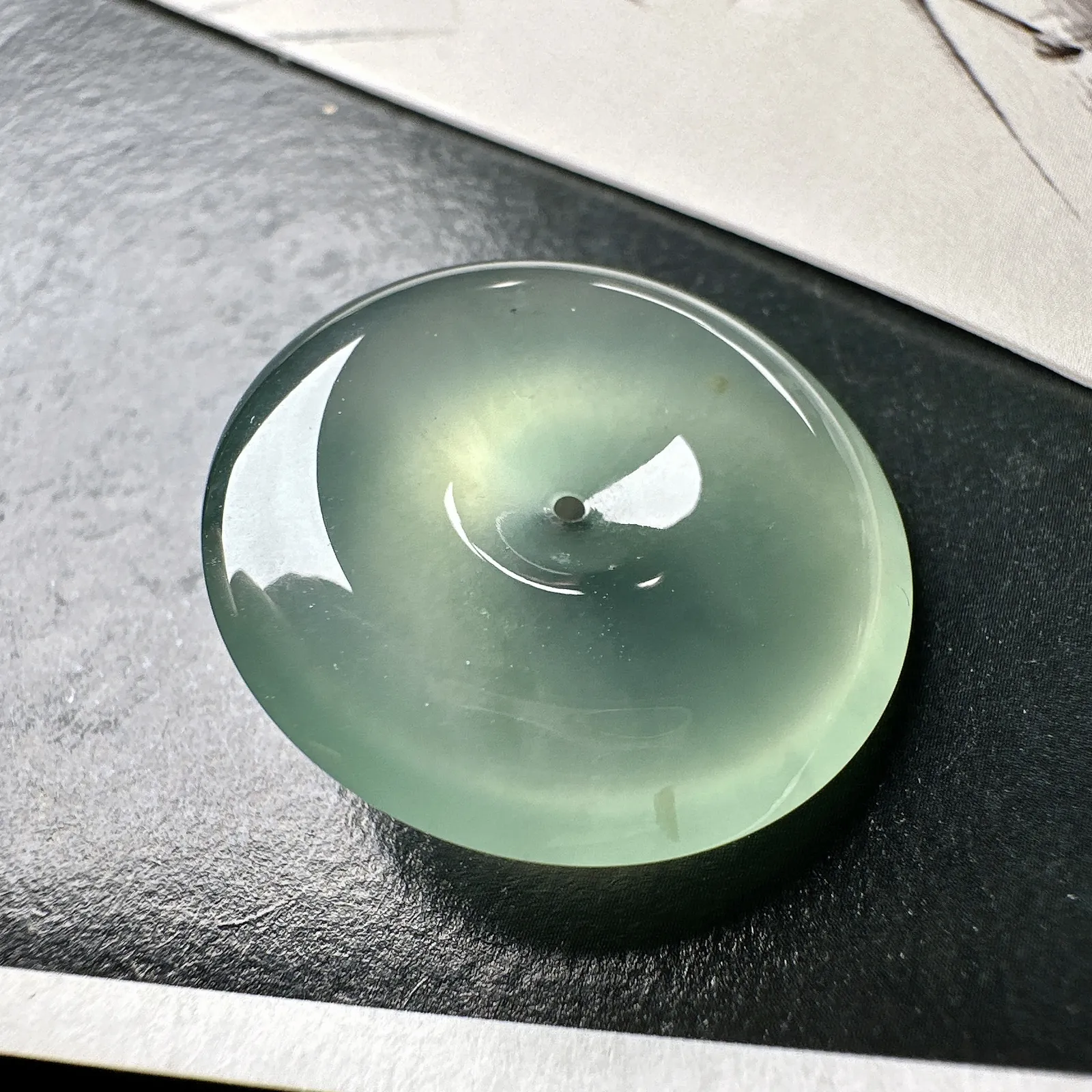 【冰种晴绿平安扣】质地细腻，品质很好，冰感十足，胶感明显，收藏品质