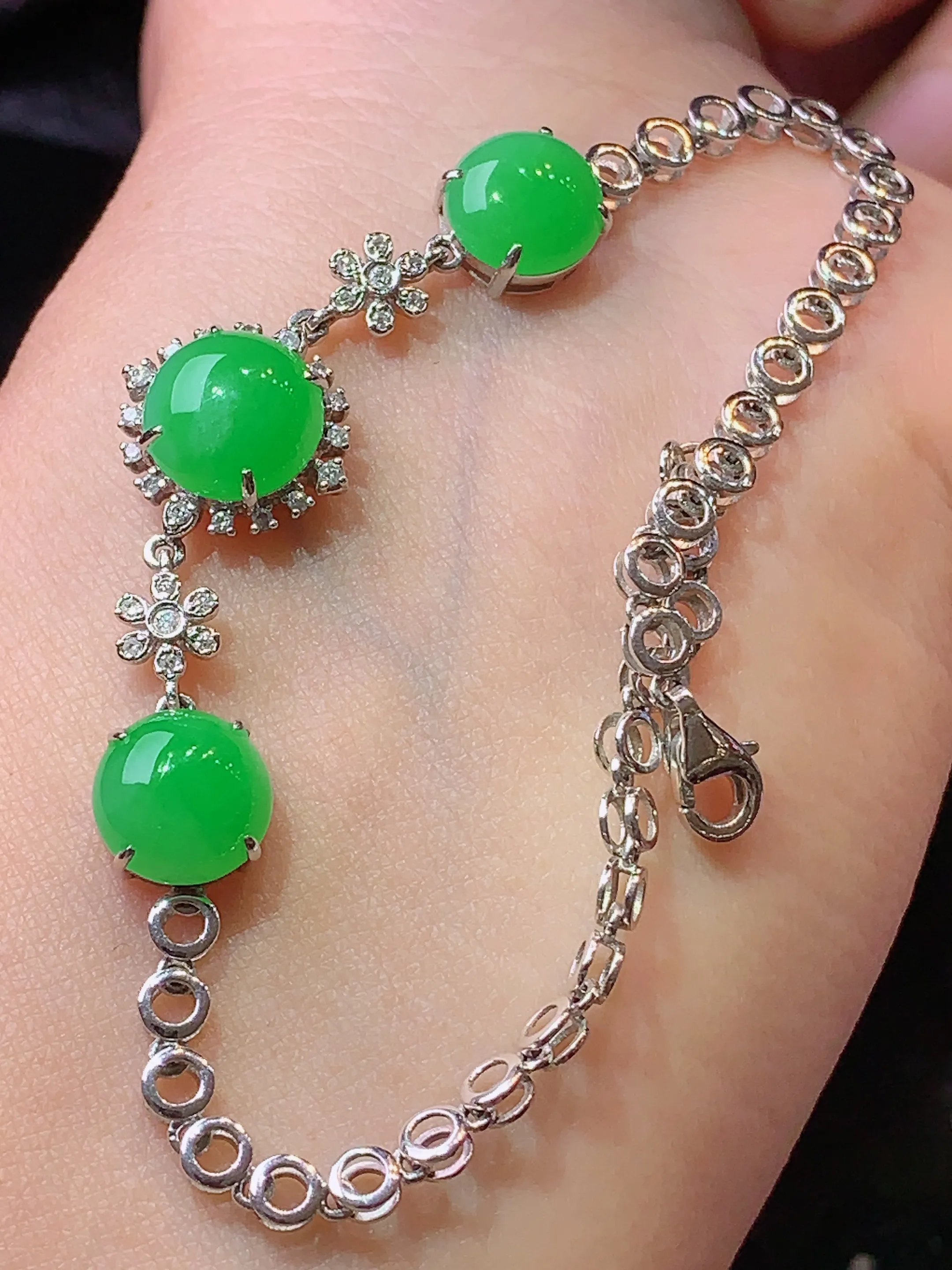 18k金钻镶嵌翠绿蛋面手链 玉质细腻 色泽艳丽 水润亮眼  整体尺寸48*12.6*6.8