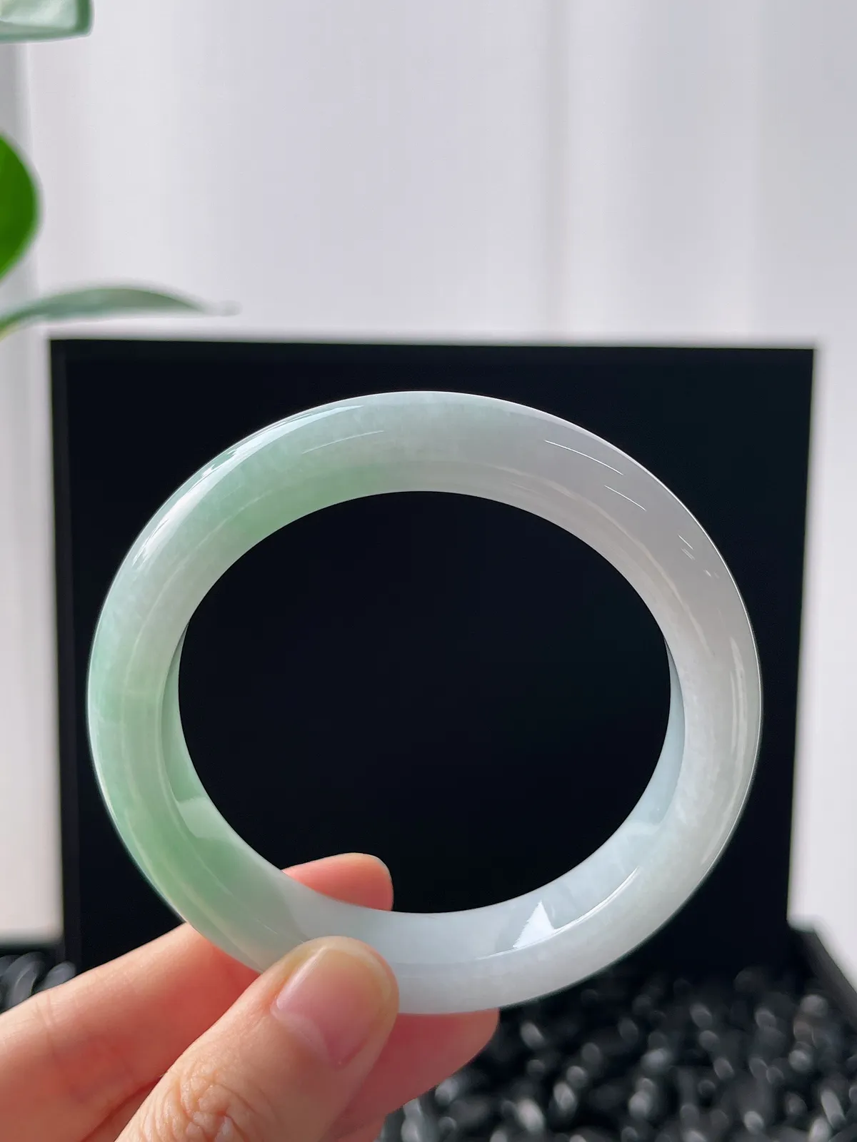 正圈56圈口，翡翠糯化种飘绿手镯