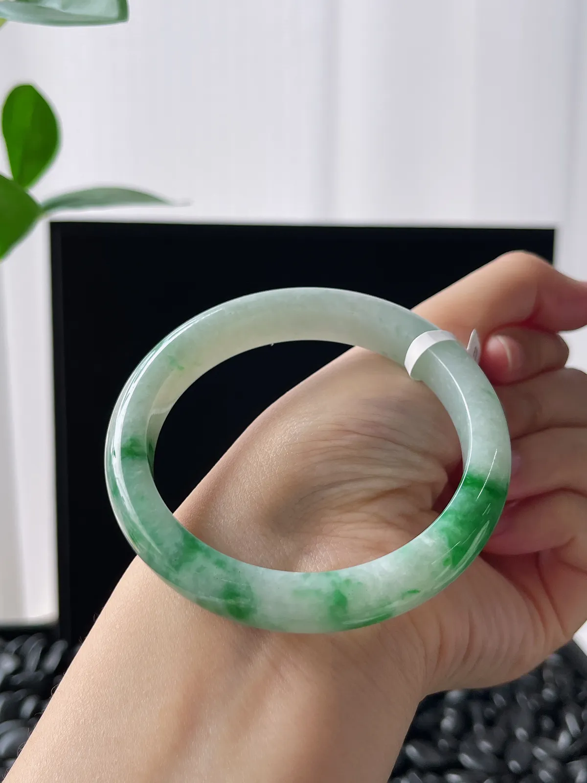 正圈55圈口，翡翠糯化种飘绿手镯