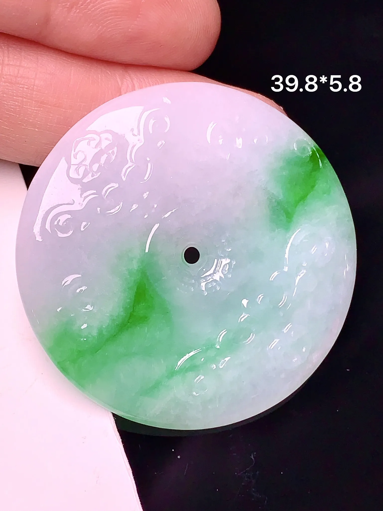 飘绿雕花平安扣吊坠 玉质细腻 色泽艳丽 水润亮眼  整体尺寸39.8*5.8