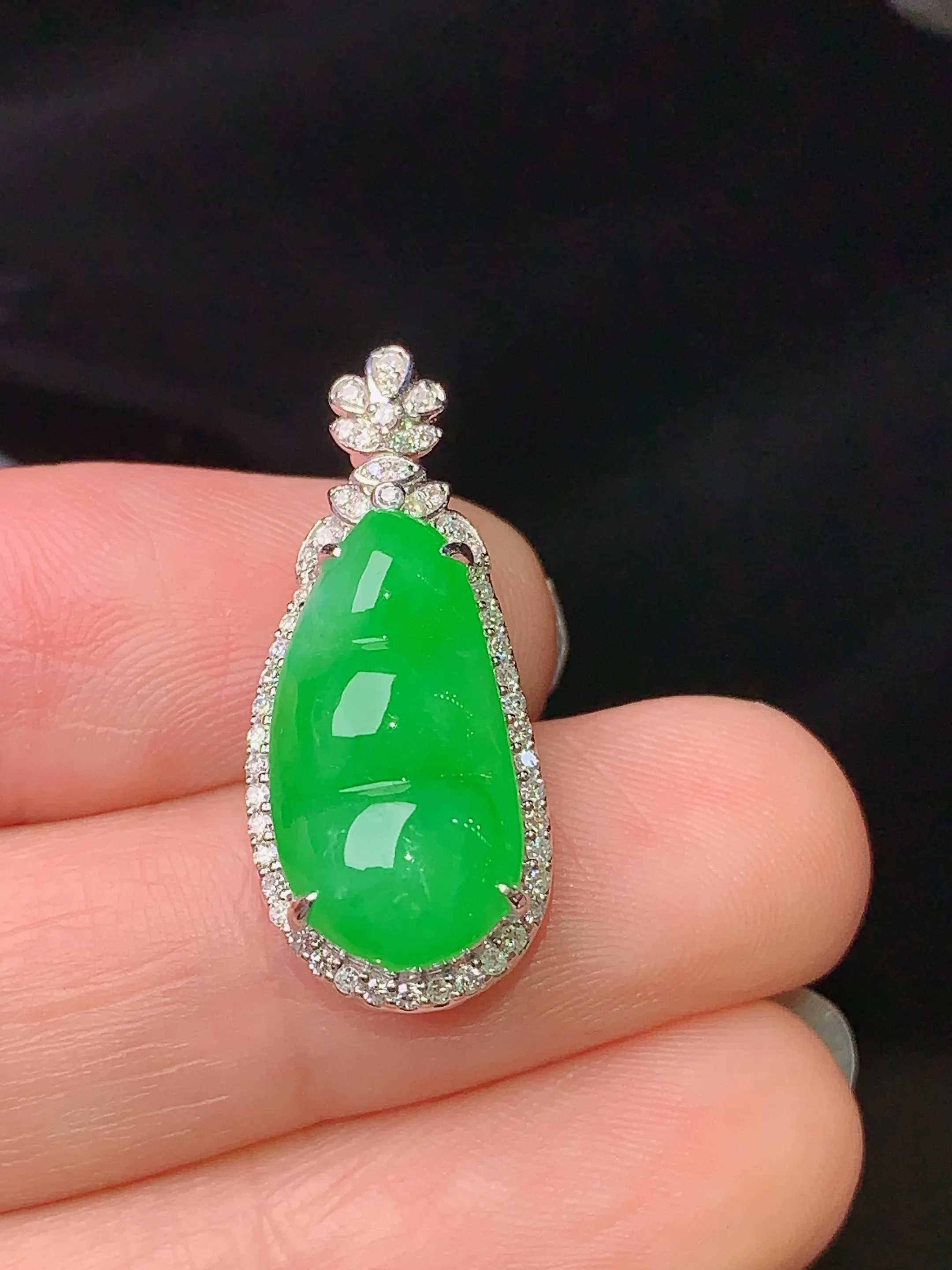 18k金钻镶嵌满绿四季豆吊坠 玉质细腻 色泽艳丽 水润亮眼  整体尺寸25.7*11*8.2