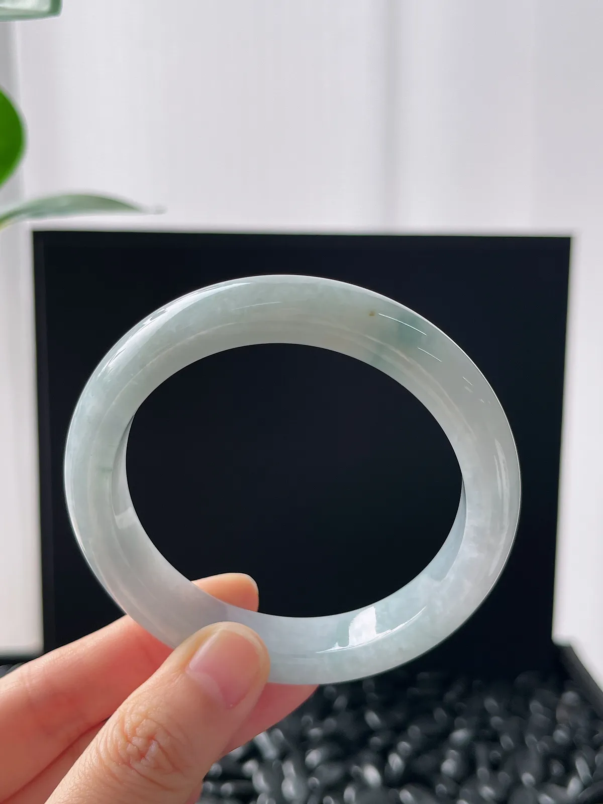 正圈56.1圈口，翡翠糯化种淡蓝色手镯