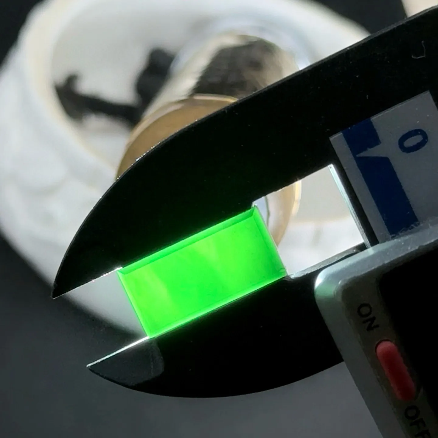 精品墨翠长方戒面一枚 种好色正 黑度极好 打灯通透油性十足 特尺寸15.1