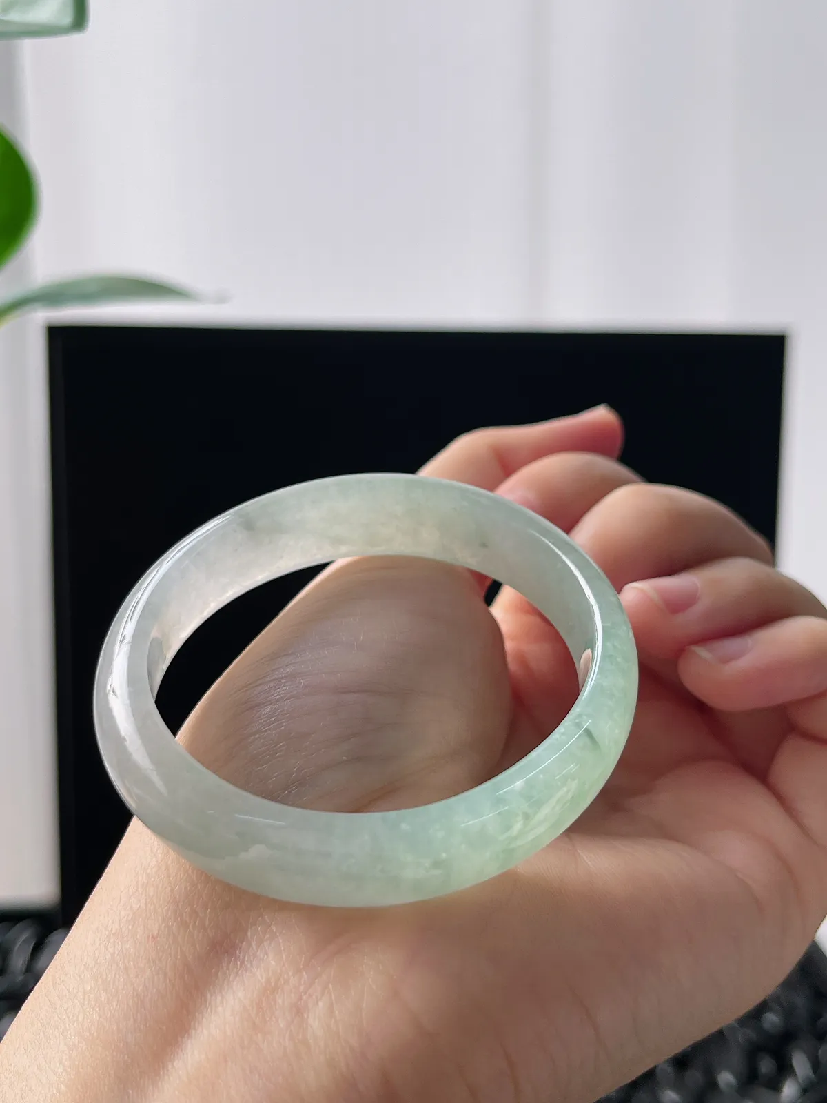 贵妃镯52圈口，翡翠冰糯种飘绿手镯