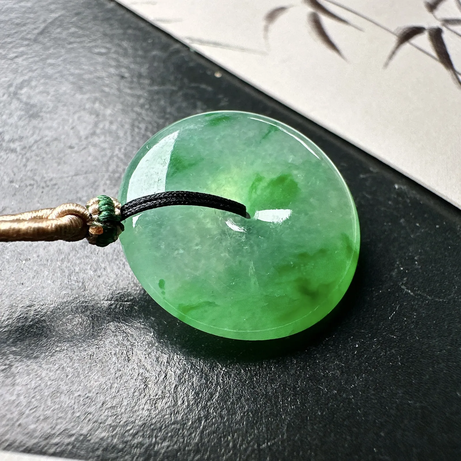 【冰种金丝绿平安扣】质地非常细腻，冰润十足，种老冰透，收藏品质。