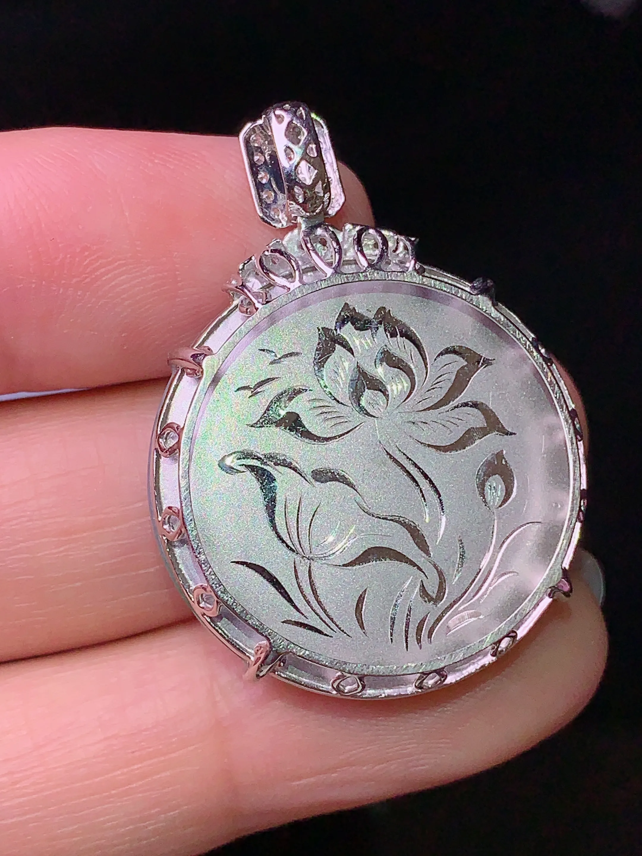 18k金钻镶嵌飘绿圆牌吊坠 玉质细腻 色泽艳丽 水润亮眼  整体尺寸33.6*24.6*7.2