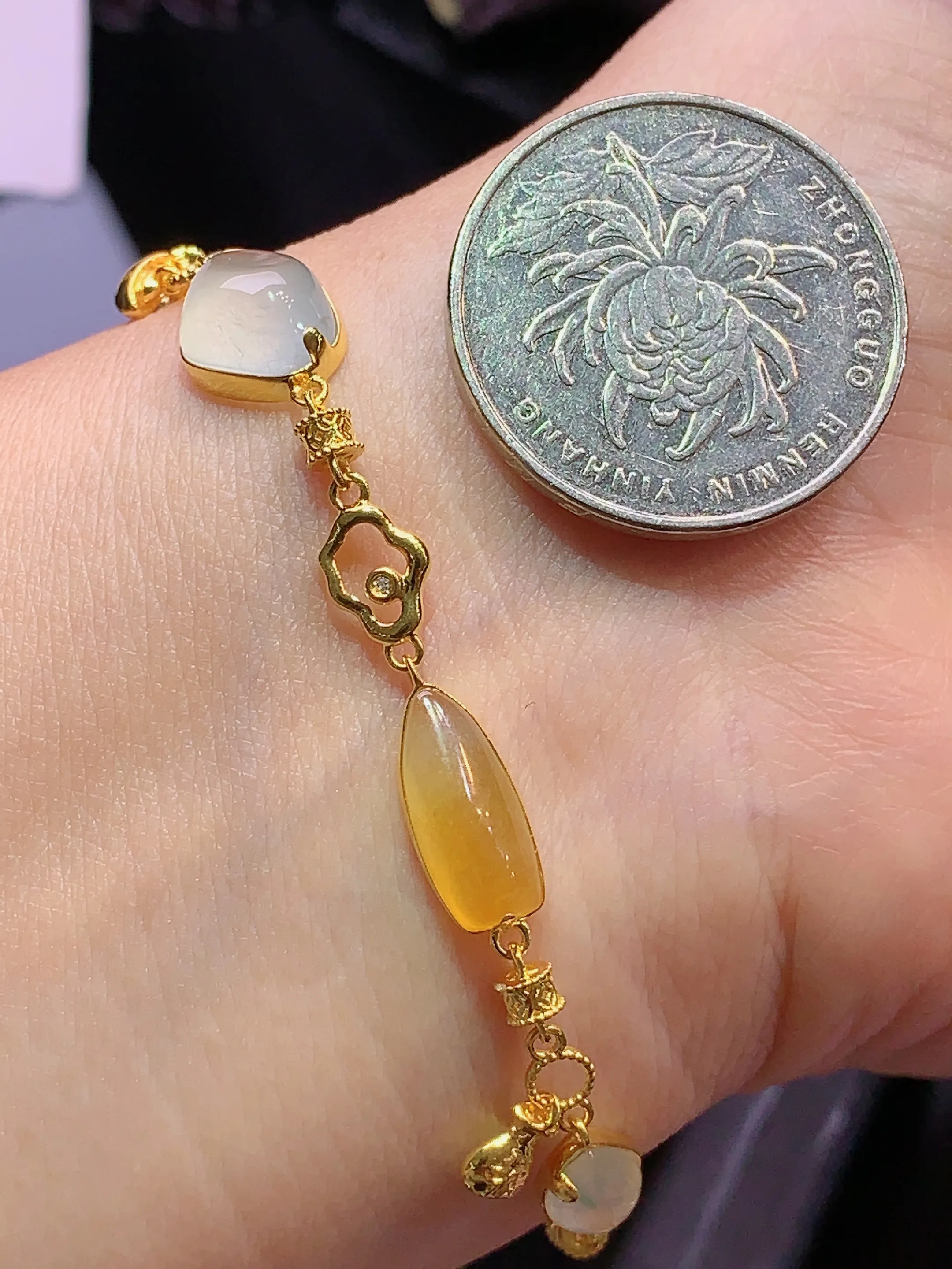 18k金钻镶嵌冰种随形手链 玉质细腻 色泽艳丽 水润亮眼  裸石尺寸12*8.8*5