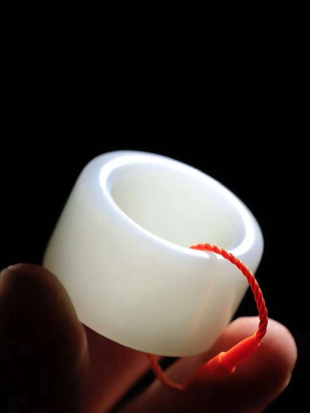 【古韵·扳指】

精品和田玉白玉扳指，玉质温润，油润感十足， 整器古韵生辉。优雅高贵。运筹帷幄于掌中，决胜于千里之外。
重29克 内径圈口22mm  尺寸19.9-6mm  FDT-591052929