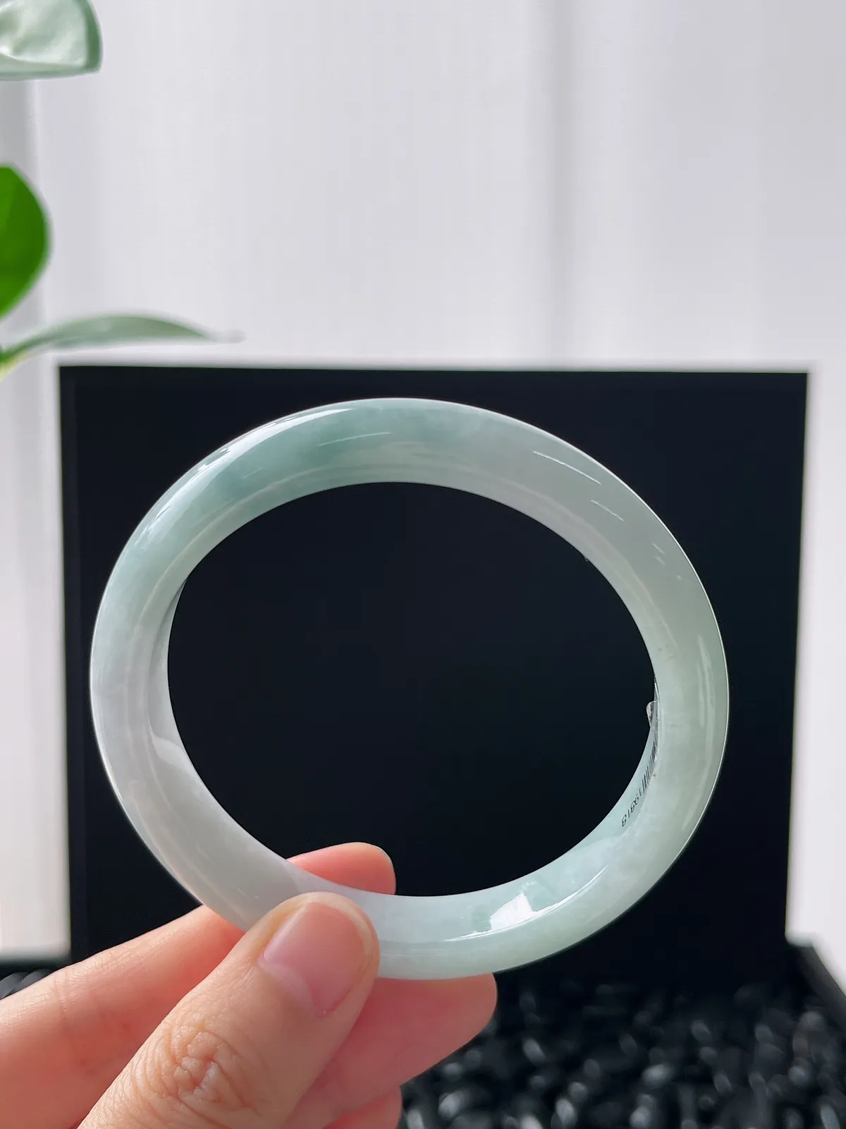 正圈57.2圈口，翡翠糯化种浅绿色手镯