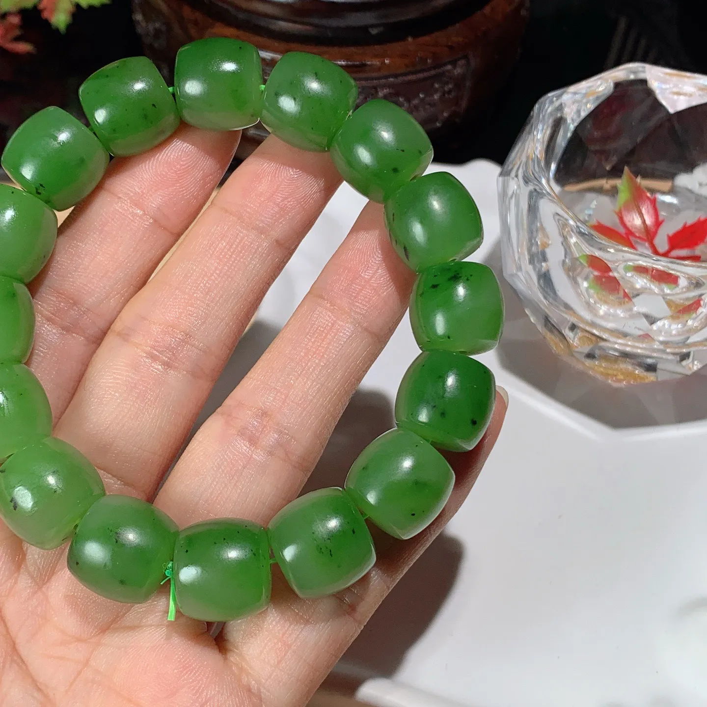 和田玉阳绿俄罗斯碧玉直切老型珠手串。单颗尺寸13/14重78.8克 玉质细腻油润 底色纯净 脂粉好，品质好。lt251029
