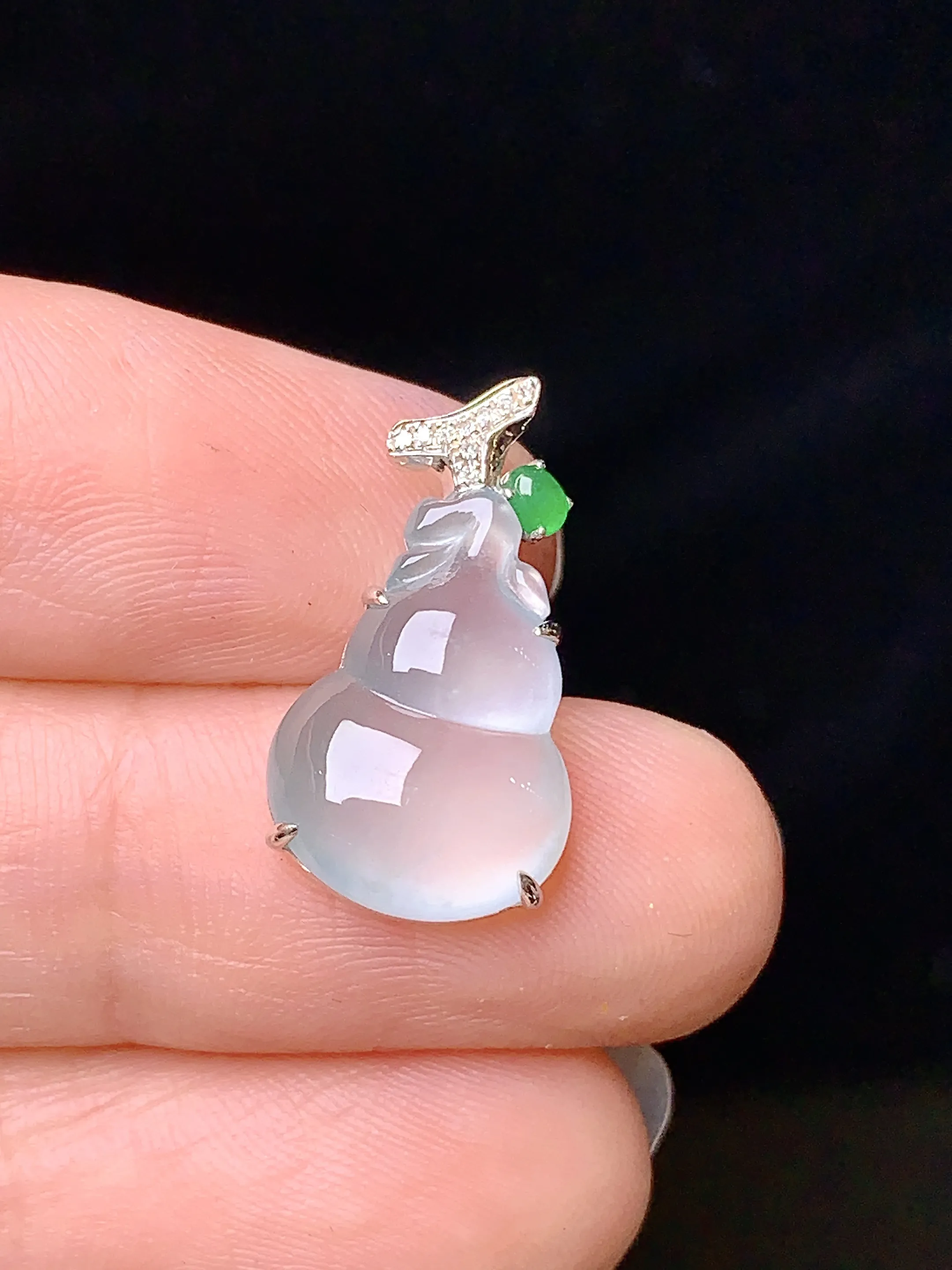 18k金钻镶嵌冰种葫芦吊坠 玉质细腻 色泽艳丽 水润亮眼  整体尺寸19.5*10.6*4.5