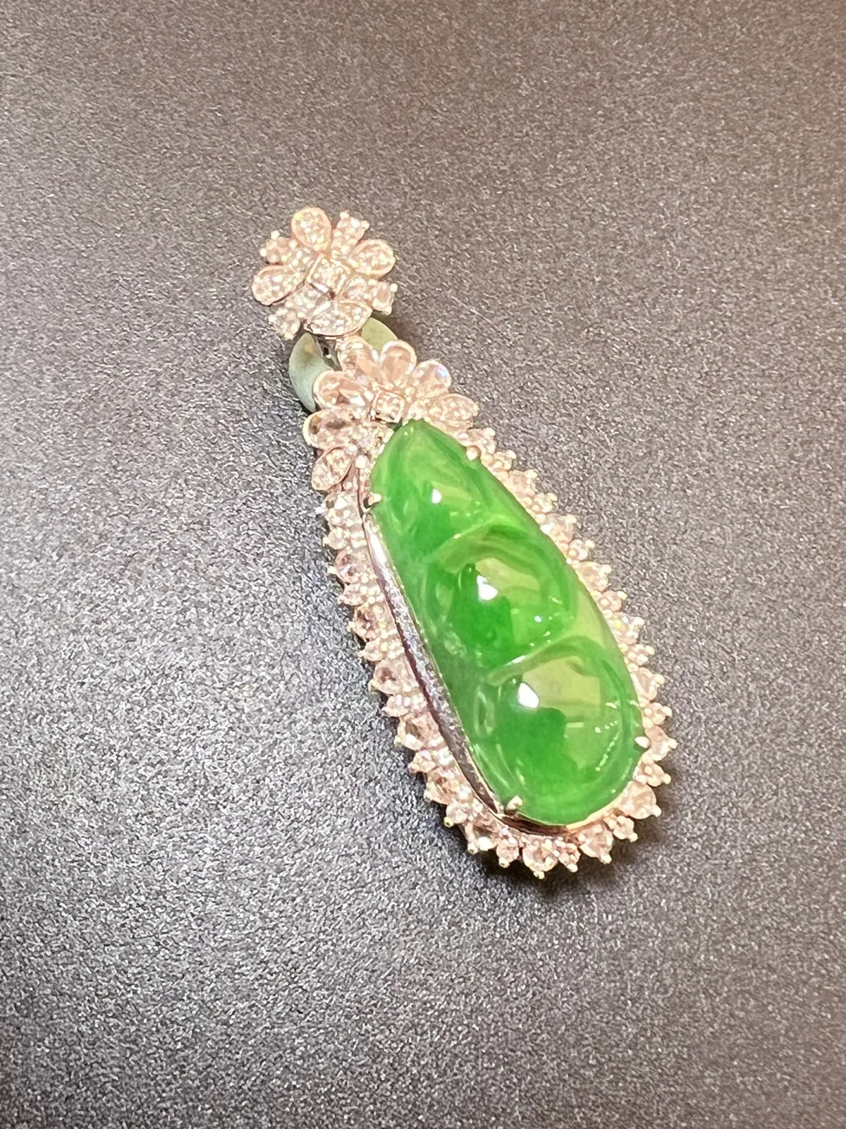 满绿福豆种好，饱满，整体尺寸37.8*14.6*12.2 裸石尺寸22.1*8.9*4.2