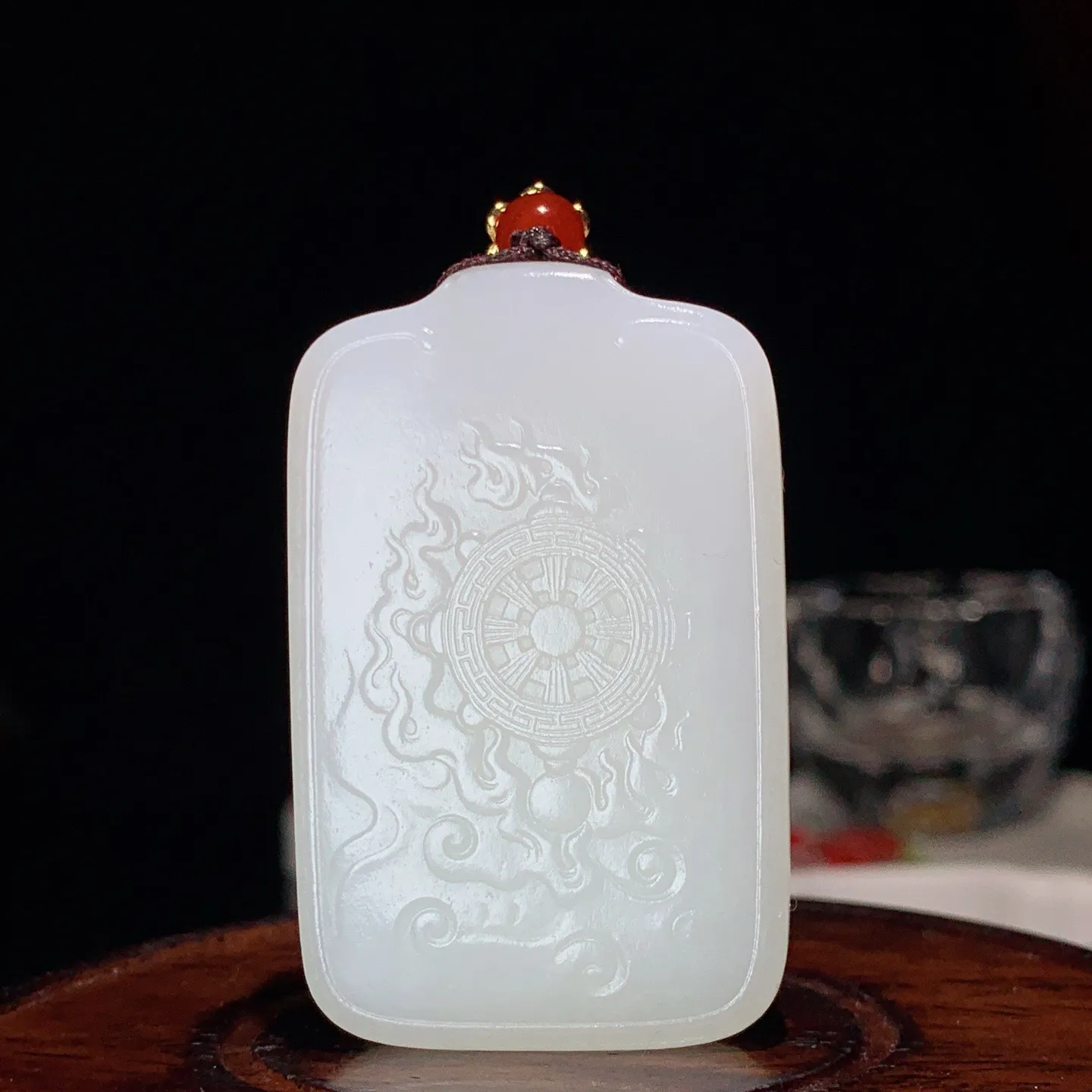 和田玉白玉羊脂白阿弥陀佛牌子挂件。尺寸53/34/11重45.5克 白度一级。无裂无杂 玉质细腻油润 底色纯净 脂粉好，品质好。lt251027