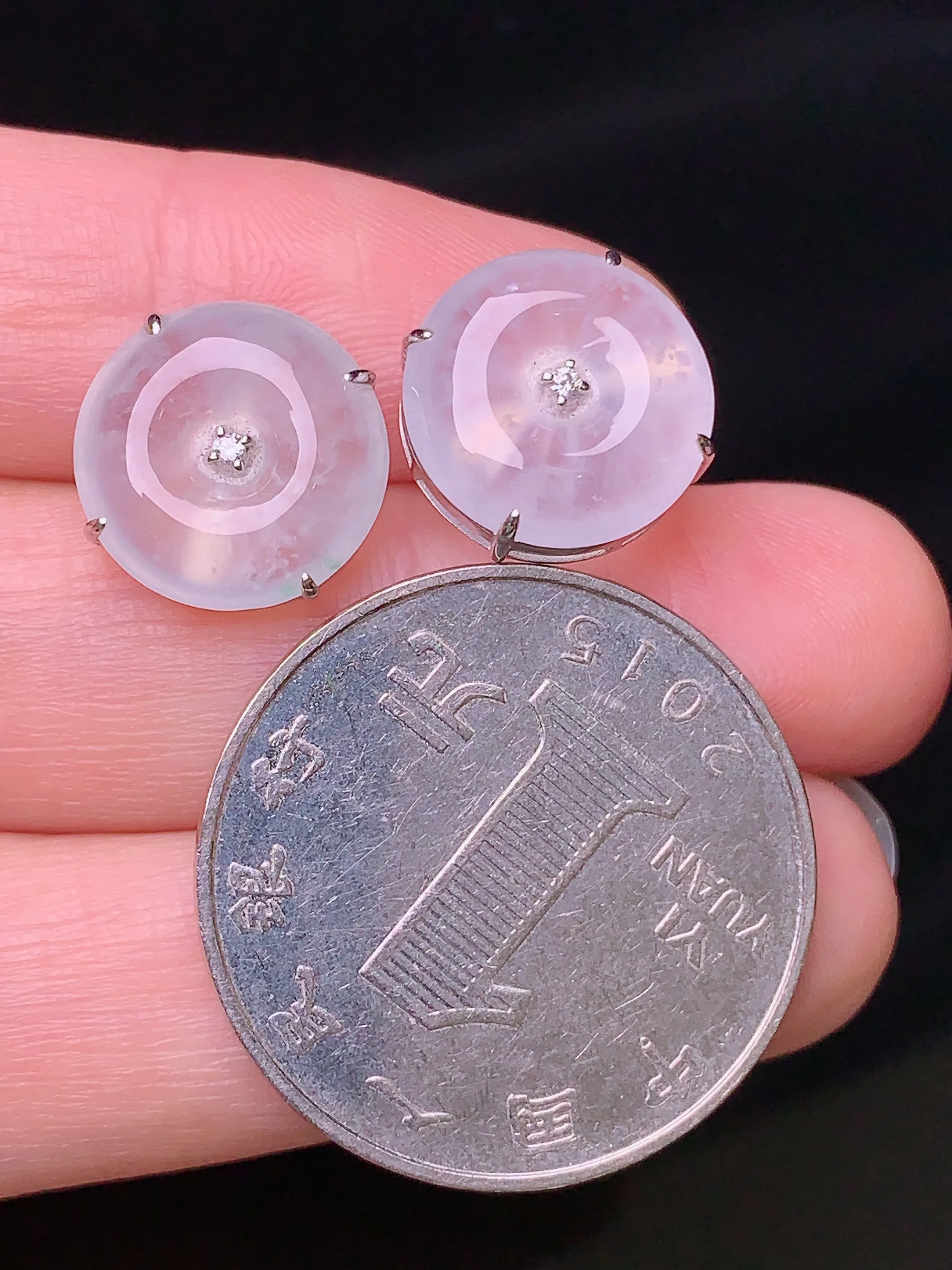 18k金镶嵌冰种平安扣耳钉 玉质细腻 色泽艳丽 水润亮眼  整体尺寸12.3*5.2