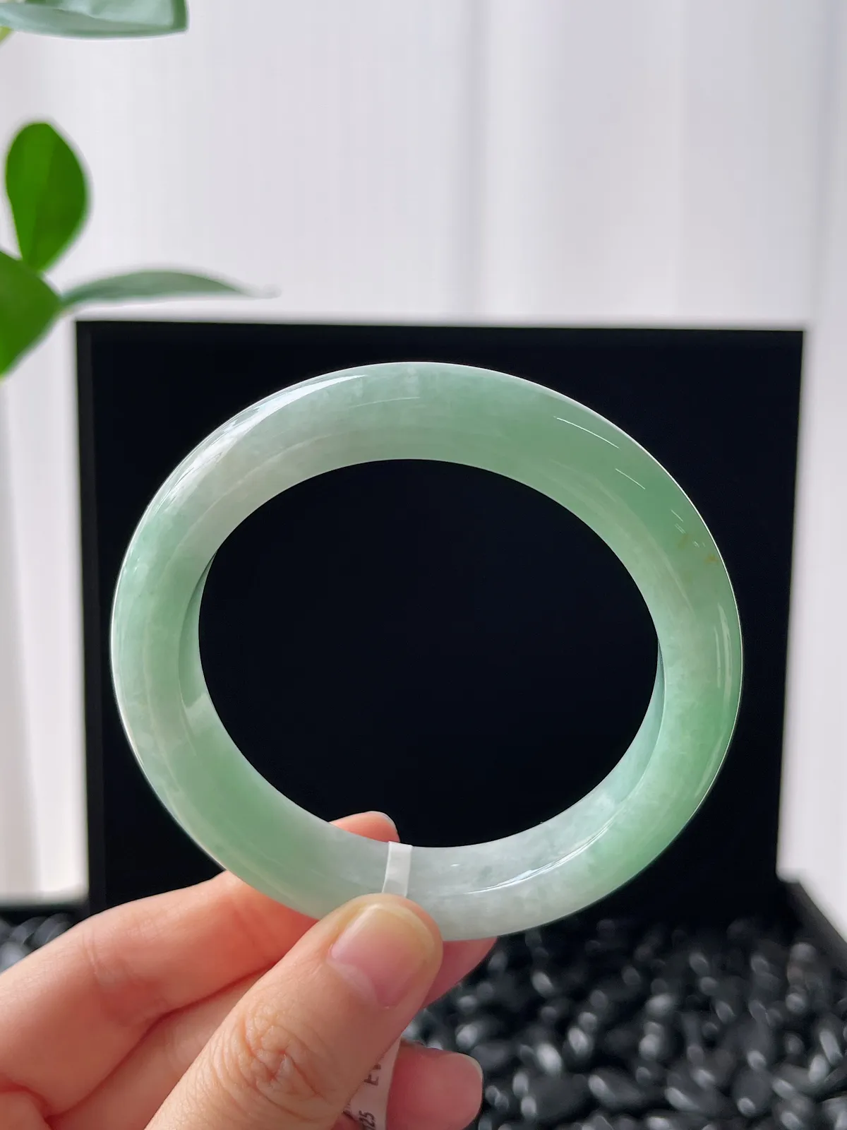 正圈56圈口，翡翠糯化种淡绿色手镯