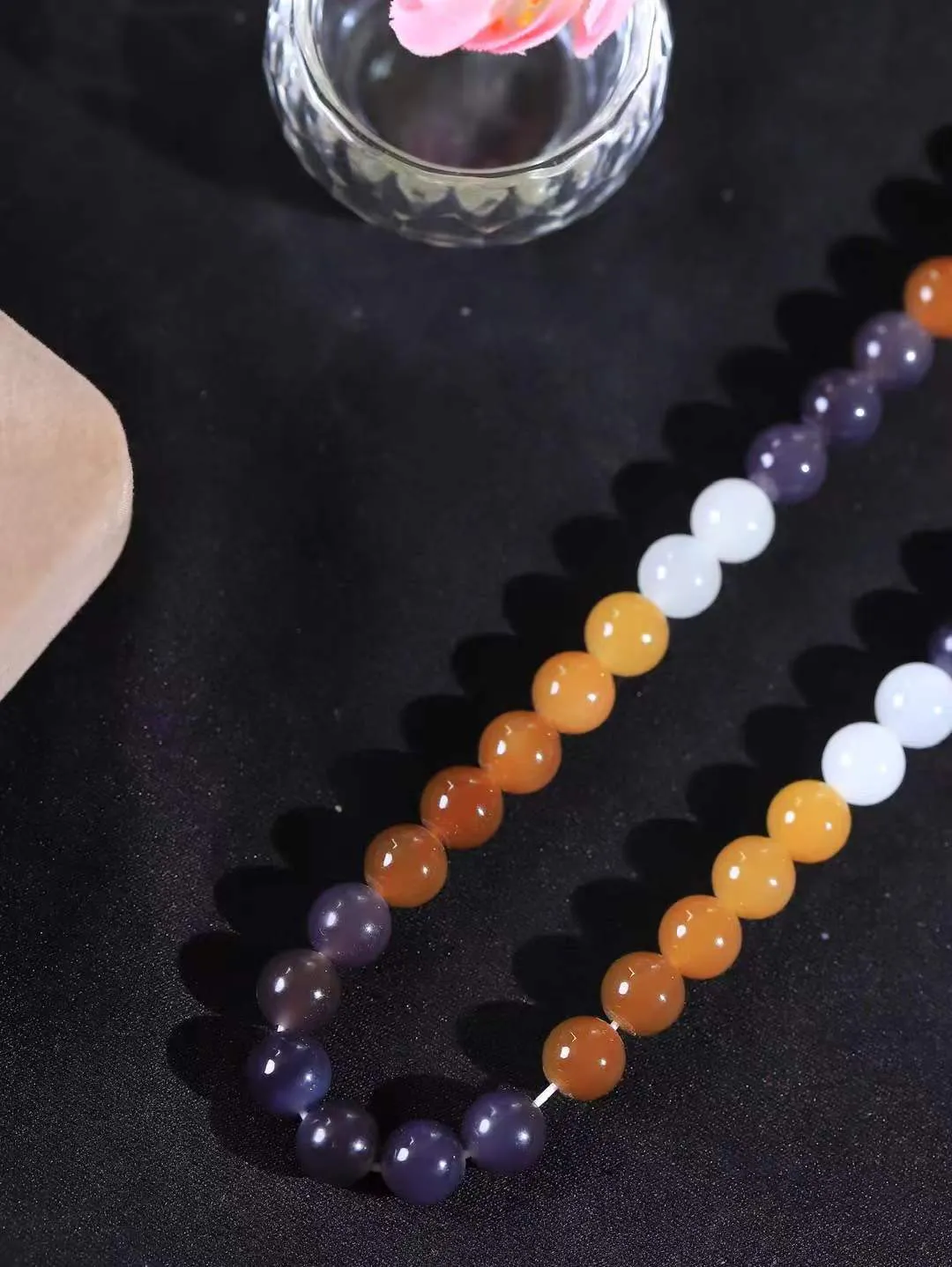 【珠圆玉润.项链】

精品和田玉三色珠圆玉润项链 玉质细腻油润 饱满光滑 质朴无华，悠远简单，人心境界远，百世修炼深，心灵常驻善意持，觉悟人生百世修。重83.4克 尺寸取一7.8mm  FDL-221092822