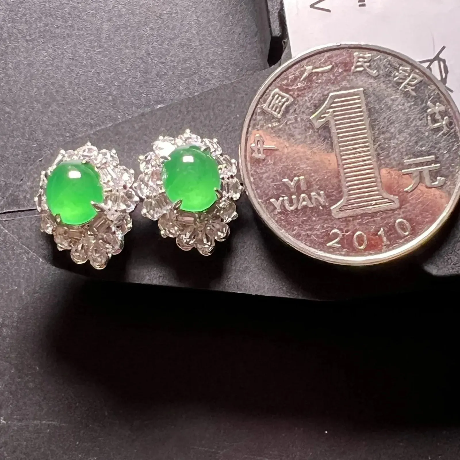 质量绿耳钉种老色阳饱满，整体尺寸14*11.6*9.6 裸石尺寸7.3*6.1*3.5