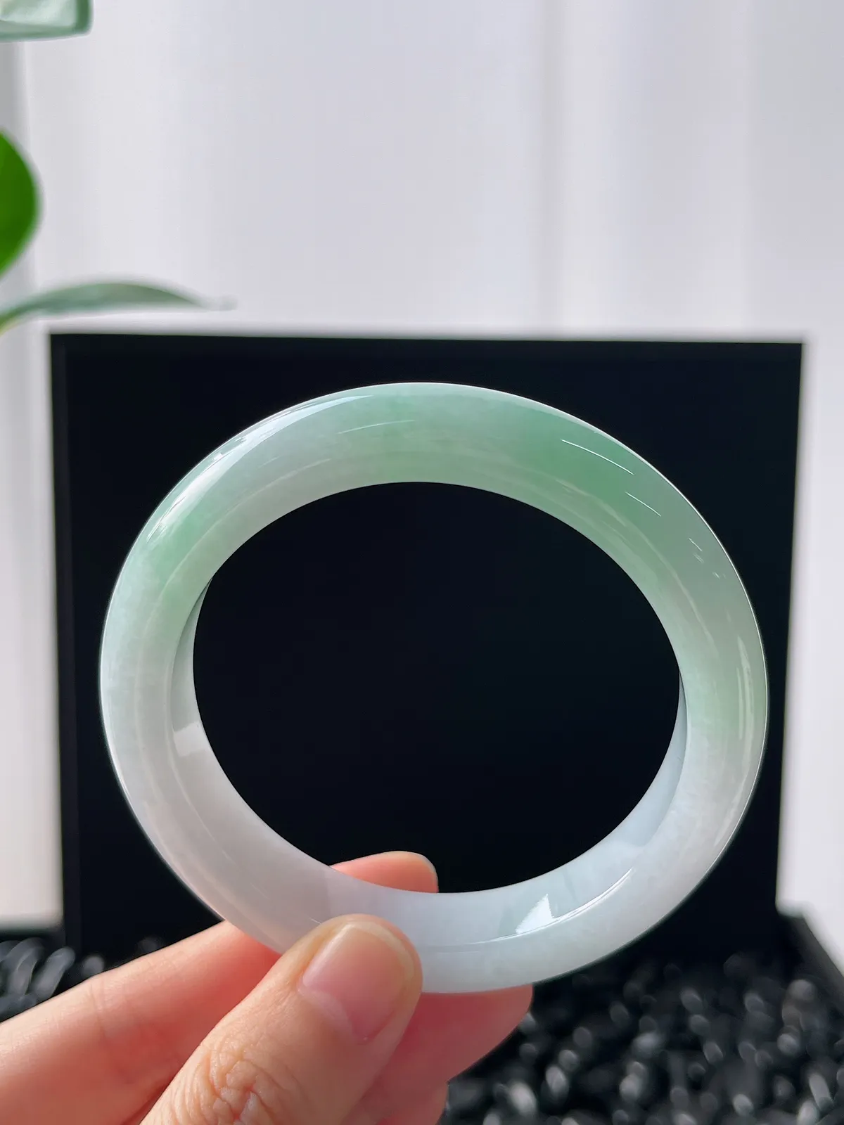 正圈56圈口，翡翠糯化种飘绿手镯