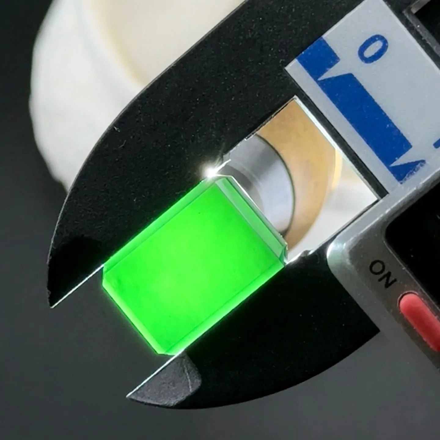 墨翠八角方戒面裸石一枚 种好色正 黑度极好 打灯通透 油性十足 尺寸15.4